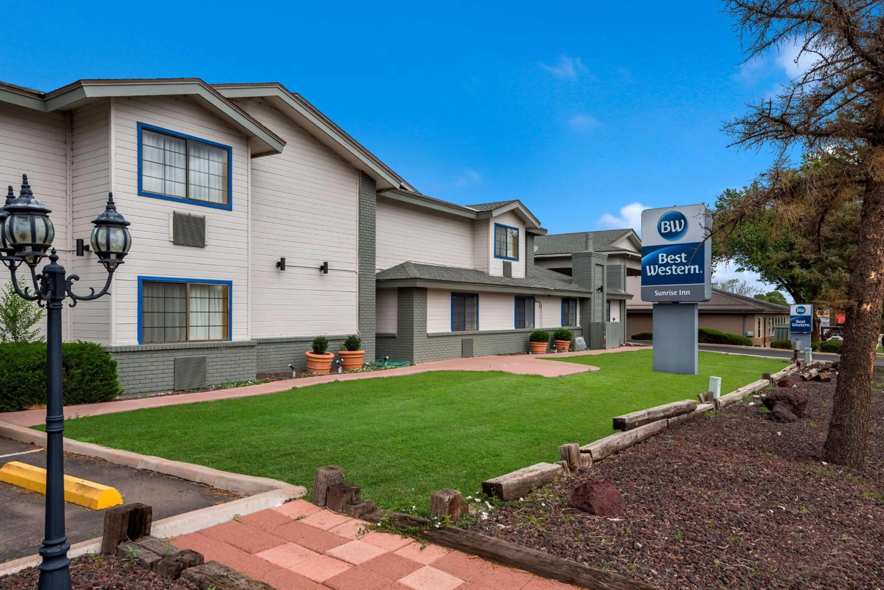 Property building in Best Western Sunrise Inn