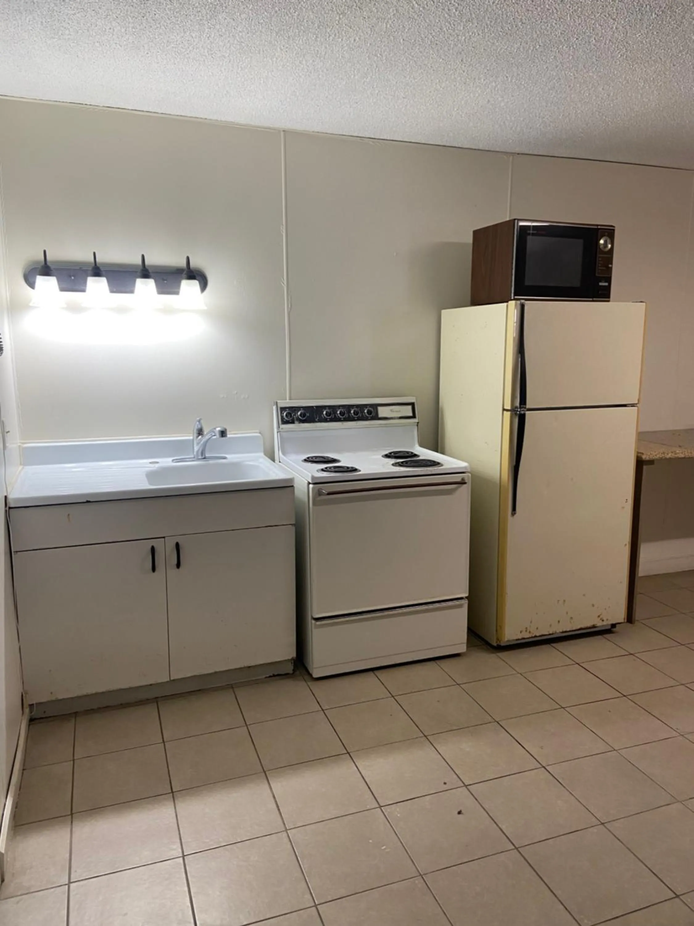 Kitchen or kitchenette in Hastings Inn