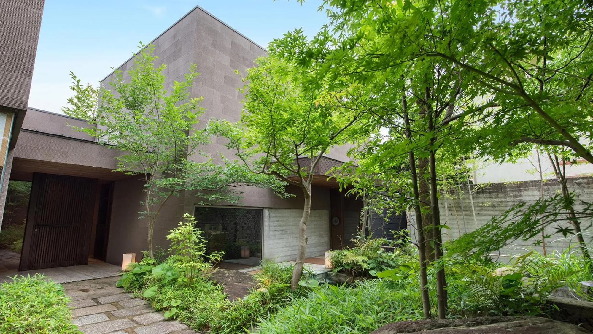 Property building in Kotengu Sanroji