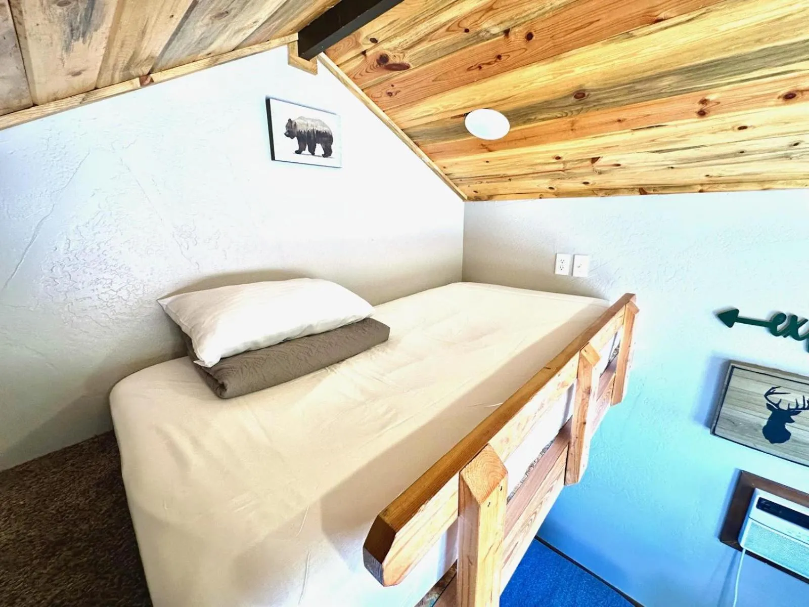 Bed in Gooseberry Lodges Zion National Park Area