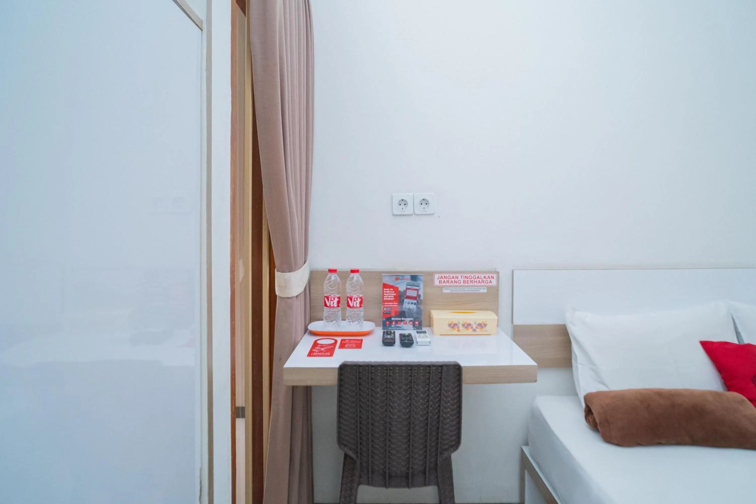 Bedroom, Bed in RedDoorz Syariah near Transmart MX Malang