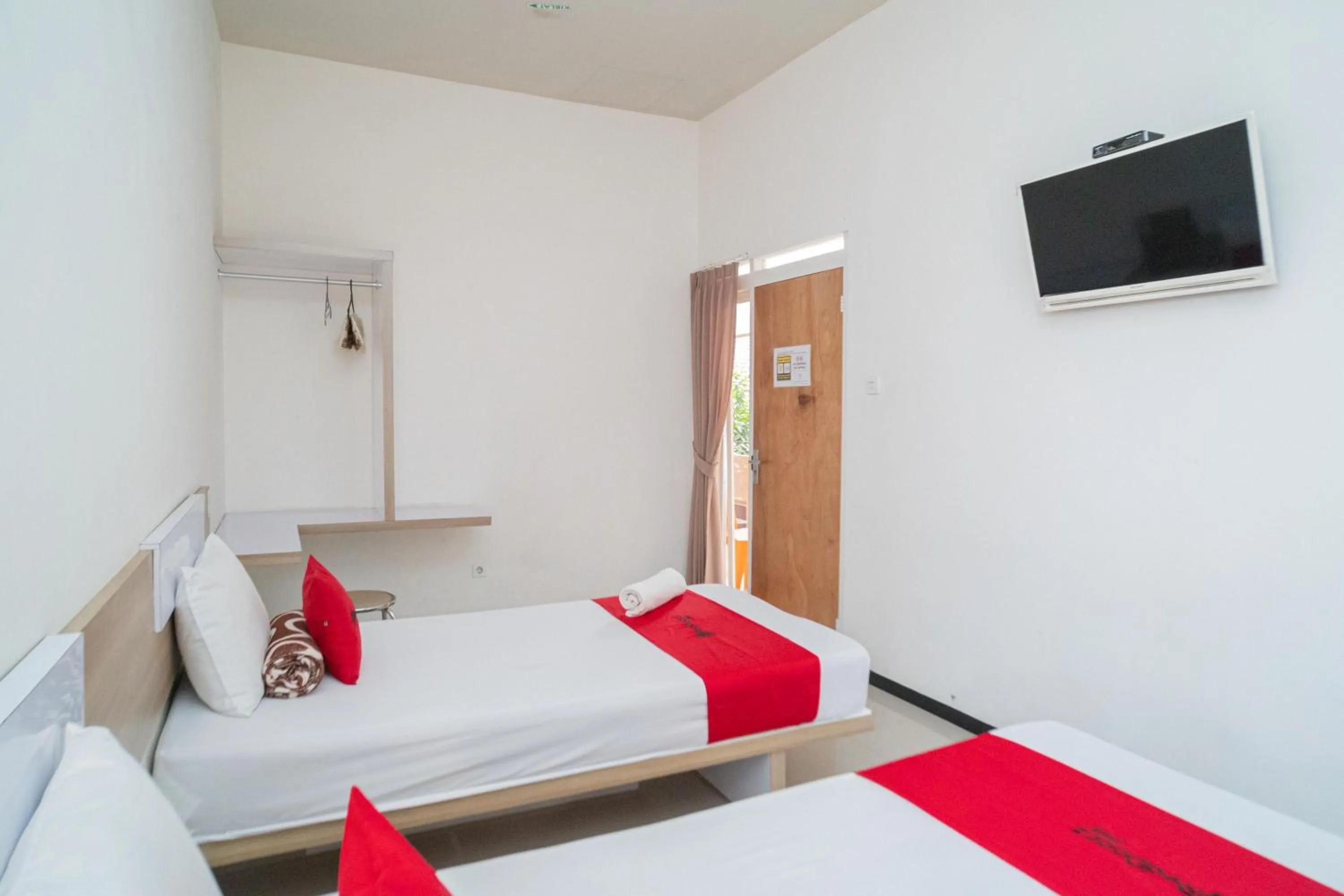 Bedroom, Bed in RedDoorz Syariah near Transmart MX Malang