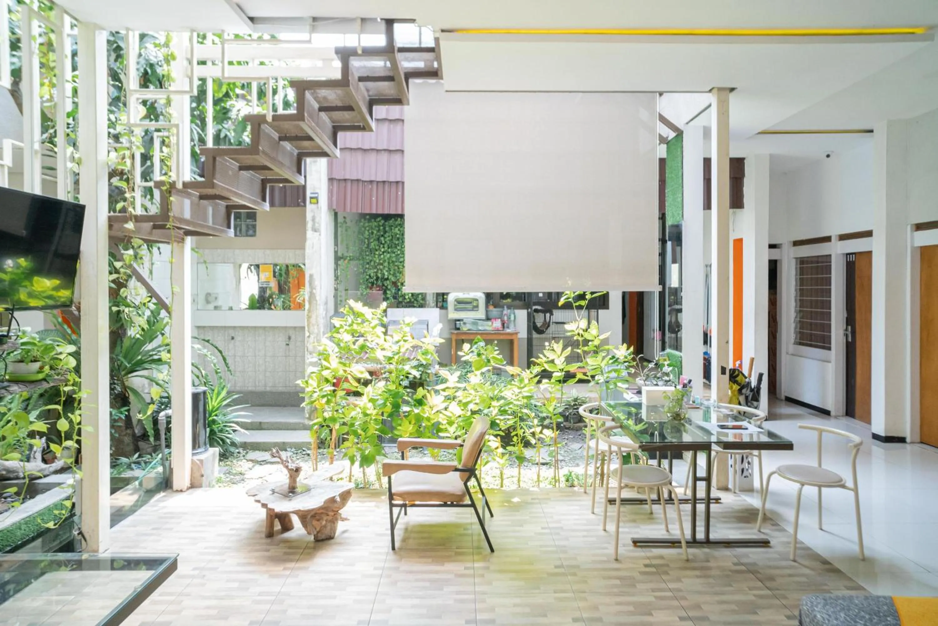 Seating area in RedDoorz Syariah near Transmart MX Malang