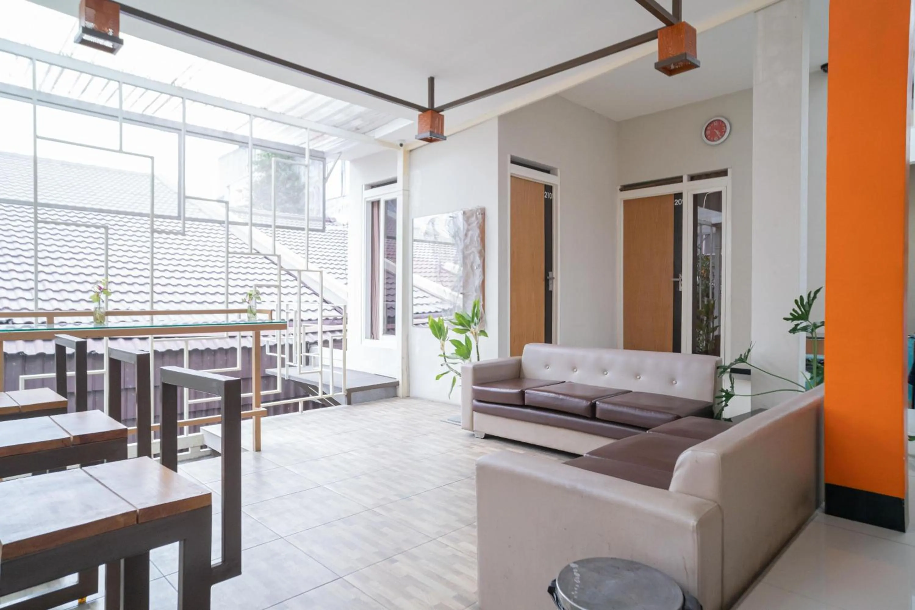 Seating area in RedDoorz Syariah near Transmart MX Malang