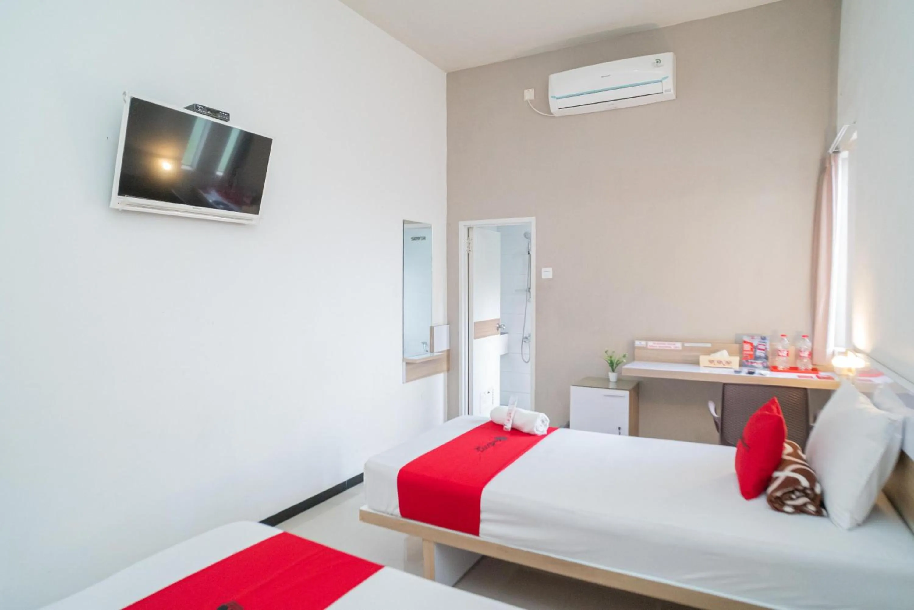 Bedroom, Bed in RedDoorz Syariah near Transmart MX Malang