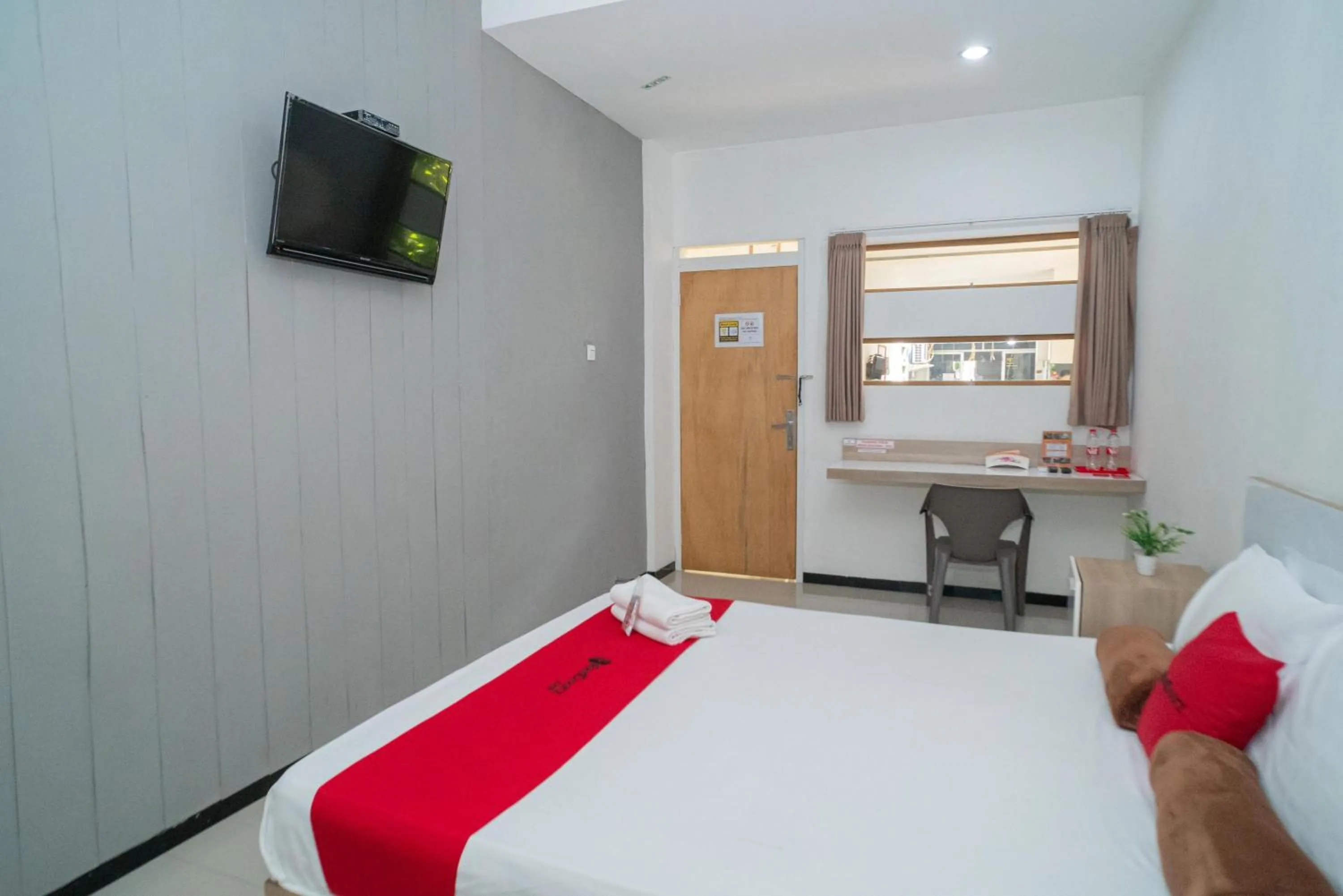 Bedroom, Bed in RedDoorz Syariah near Transmart MX Malang