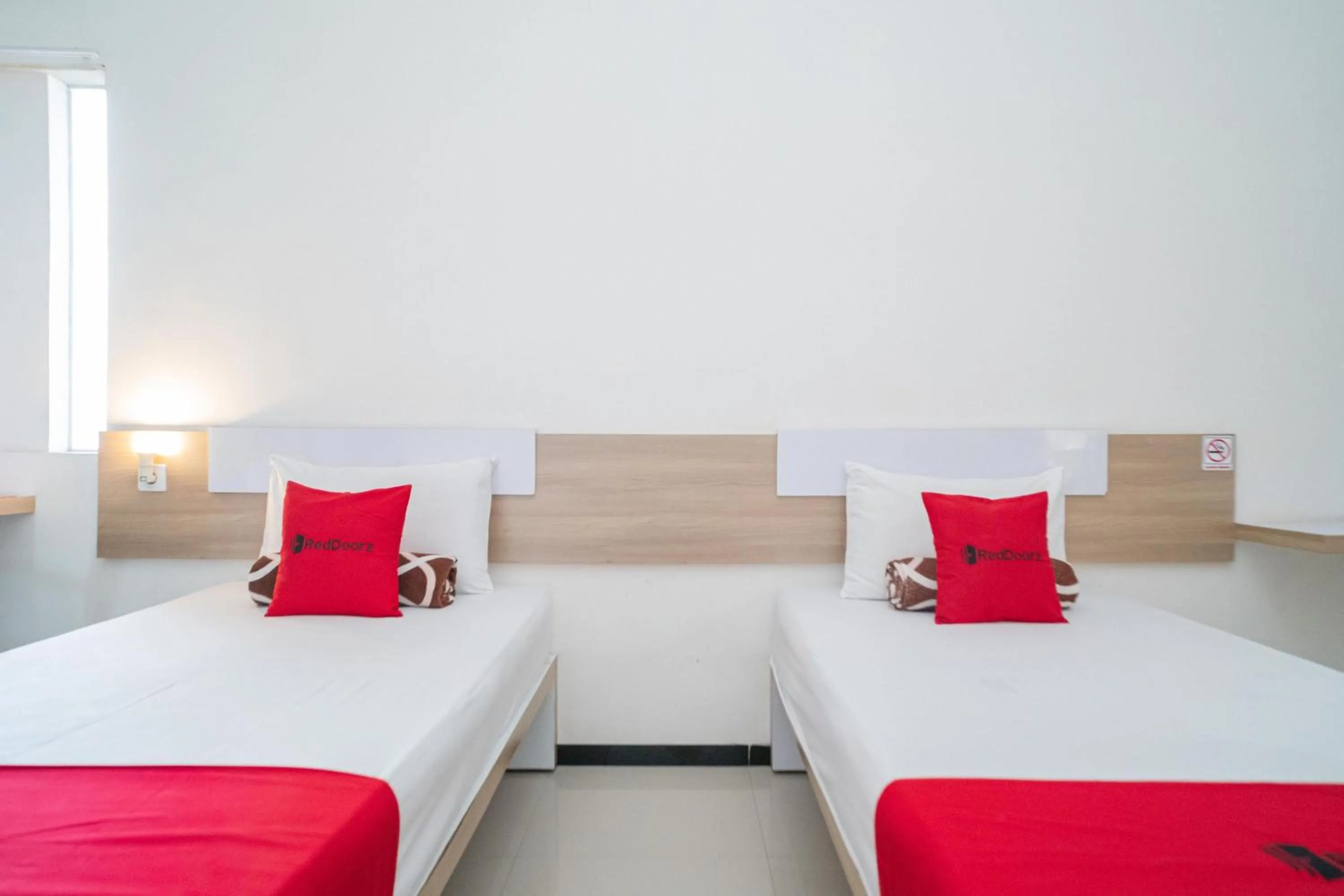 Bedroom, Bed in RedDoorz Syariah near Transmart MX Malang