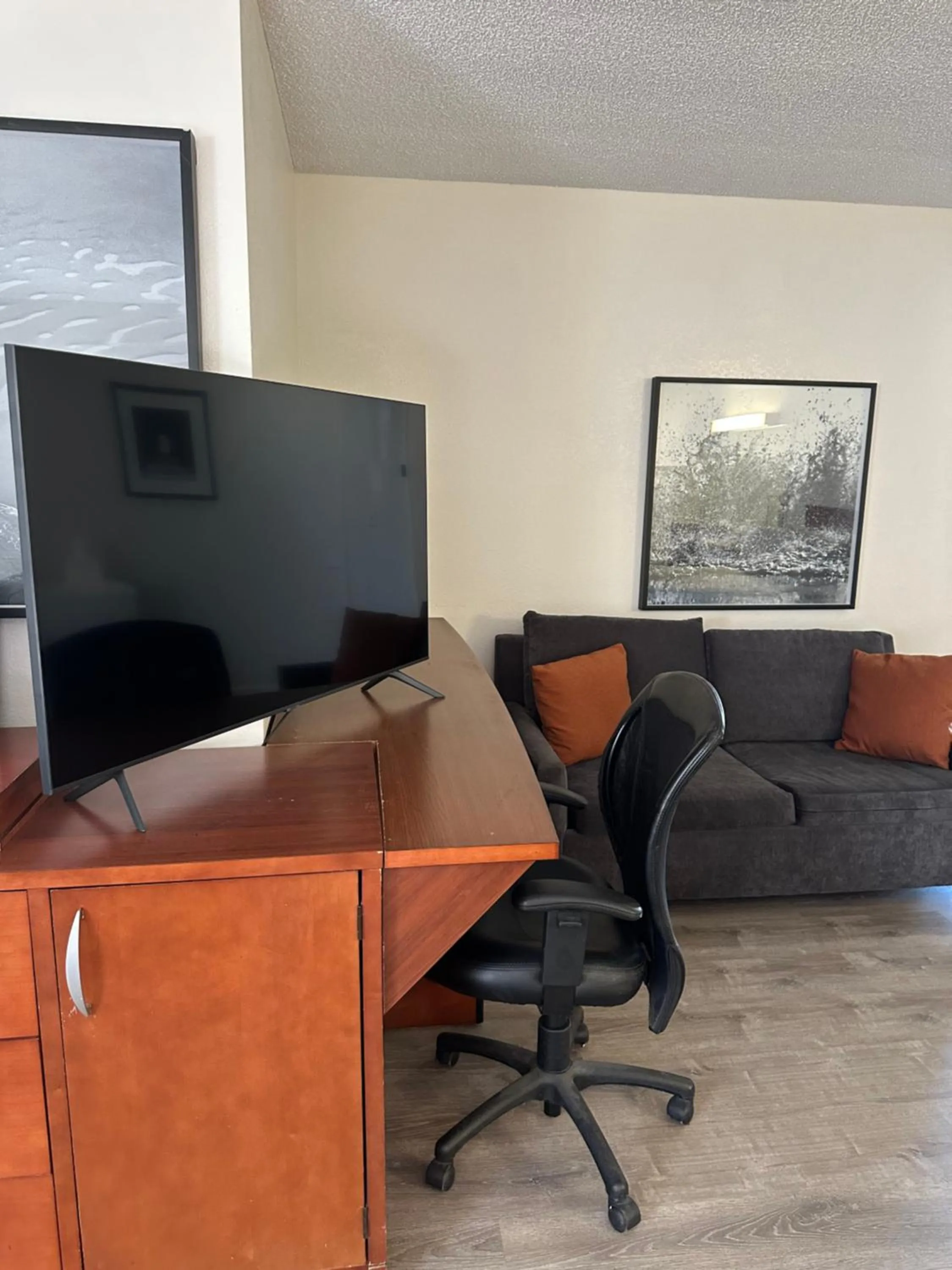 TV and multimedia in Travelodge by Wyndham Parker