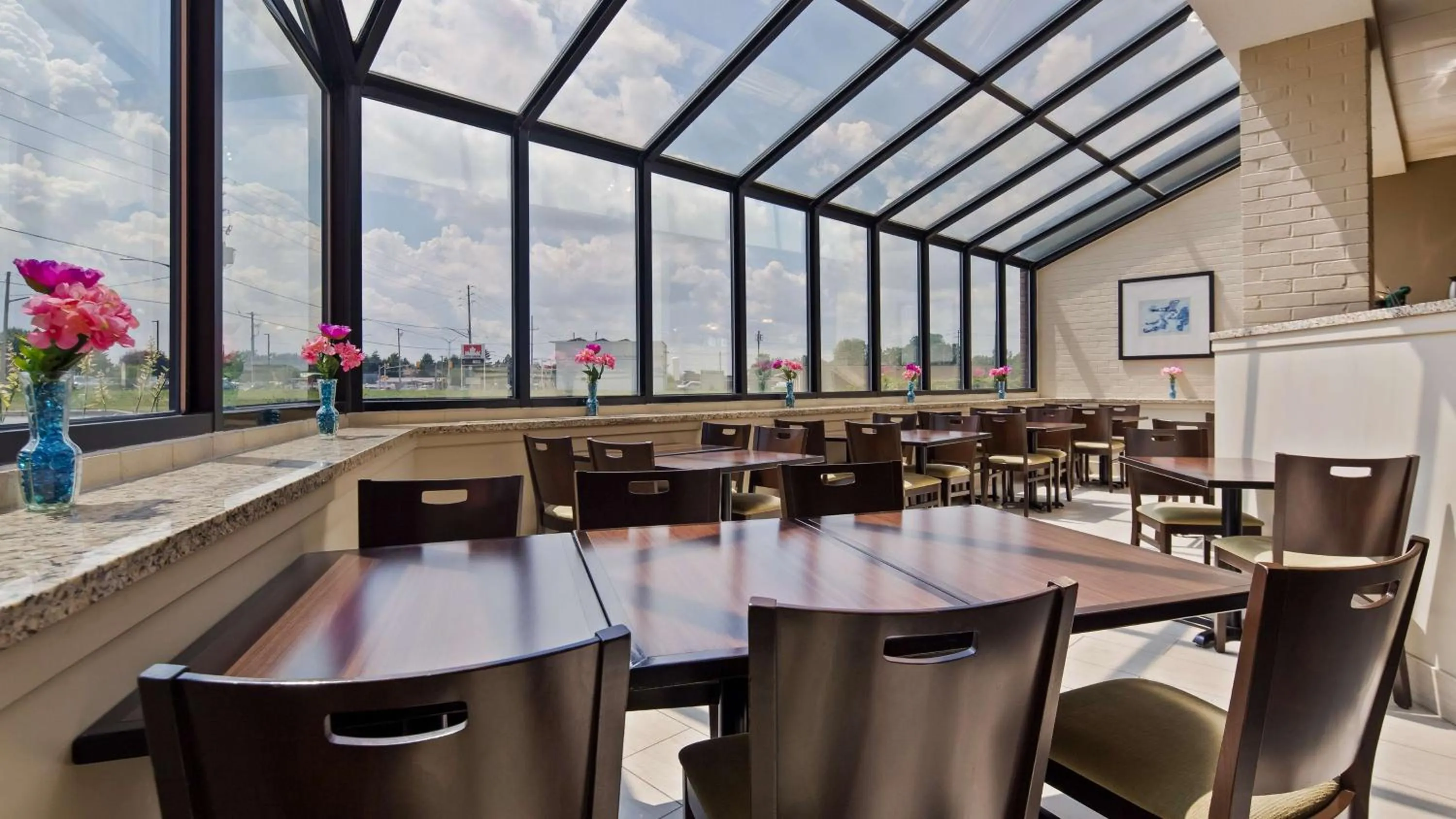 Breakfast in Best Western London Airport Inn & Suites