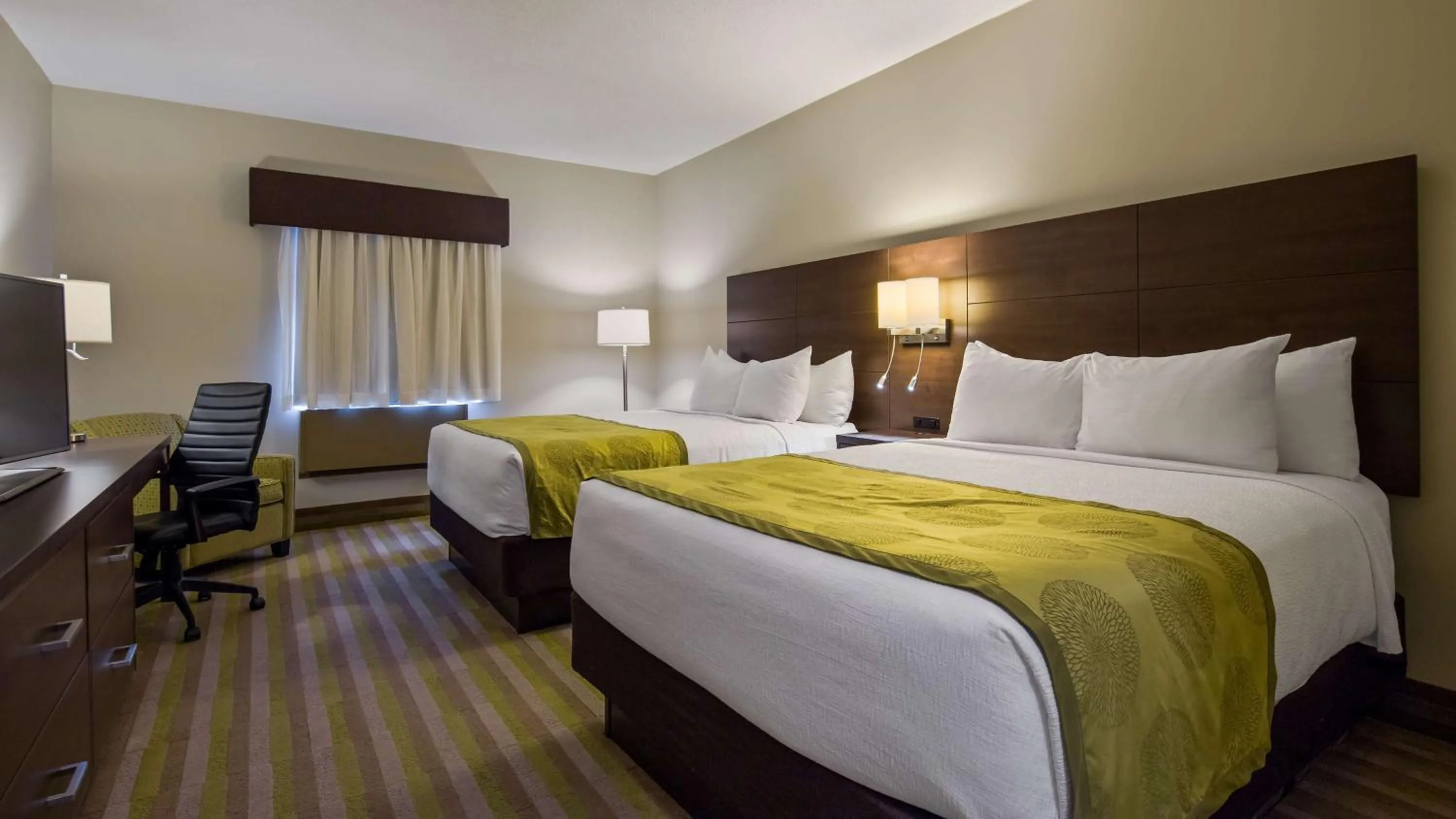 Bedroom, Bed in Best Western London Airport Inn & Suites