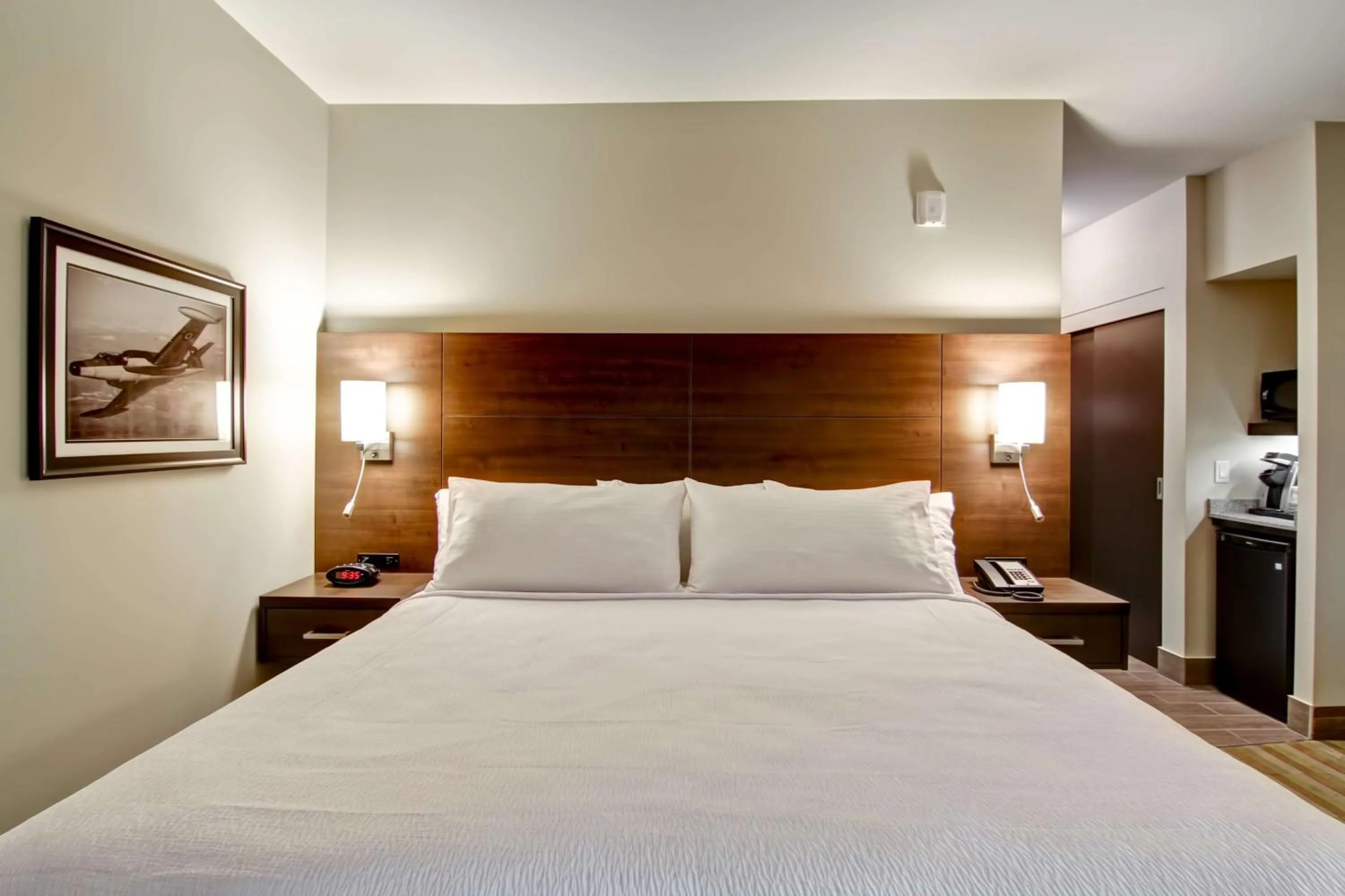 Seating area, Bed in Best Western London Airport Inn & Suites