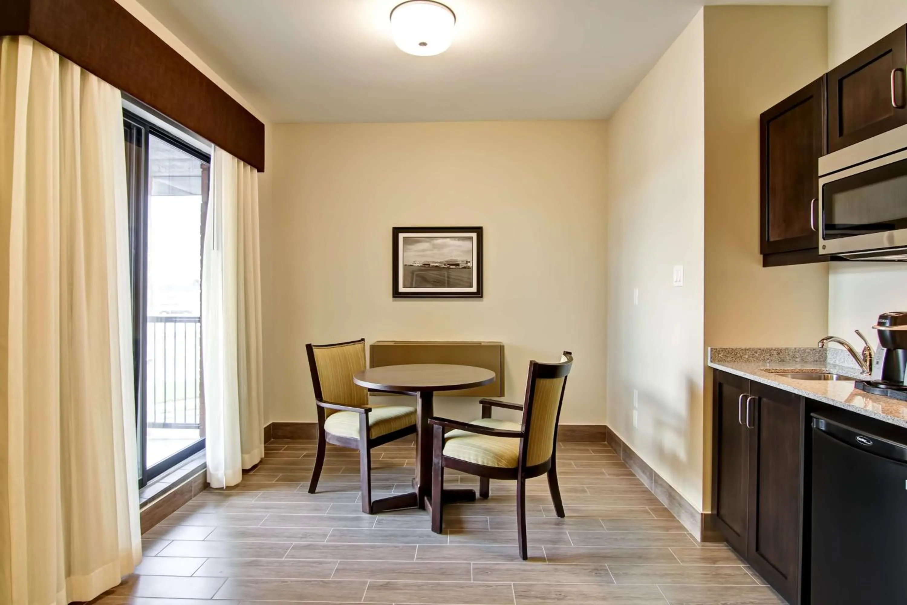 Seating area in Best Western London Airport Inn & Suites