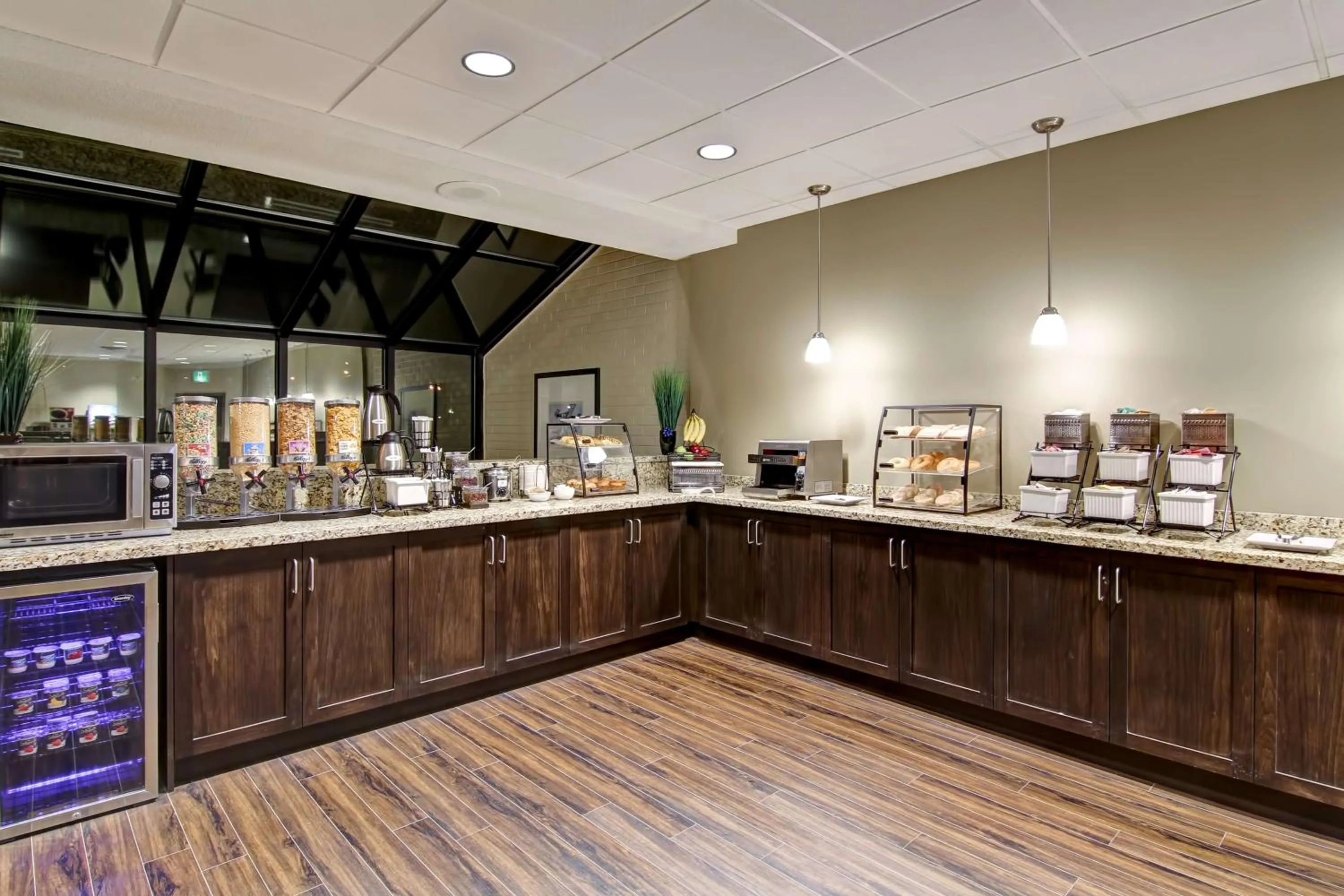 Breakfast in Best Western London Airport Inn & Suites