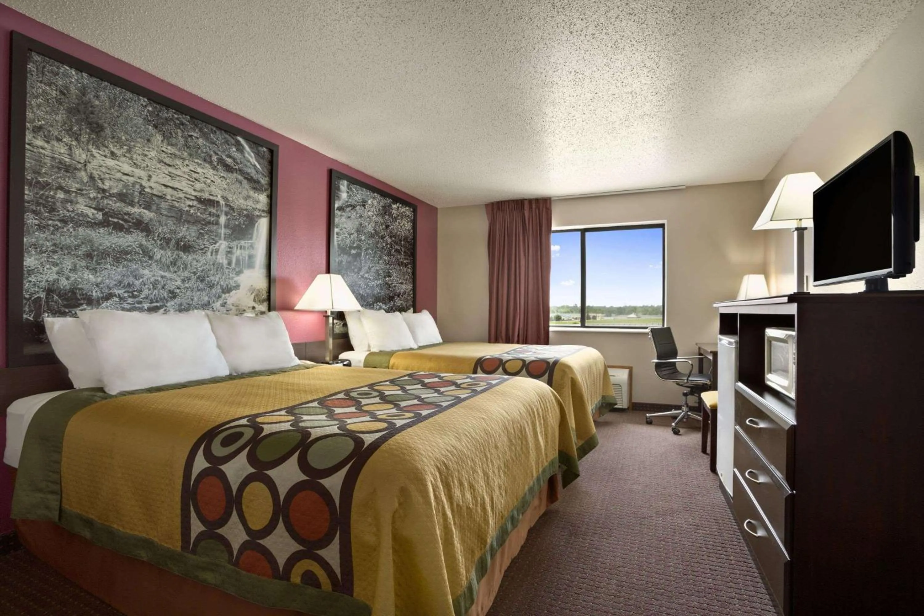 Photo of the whole room, Bed in Super 8 by Wyndham Cameron