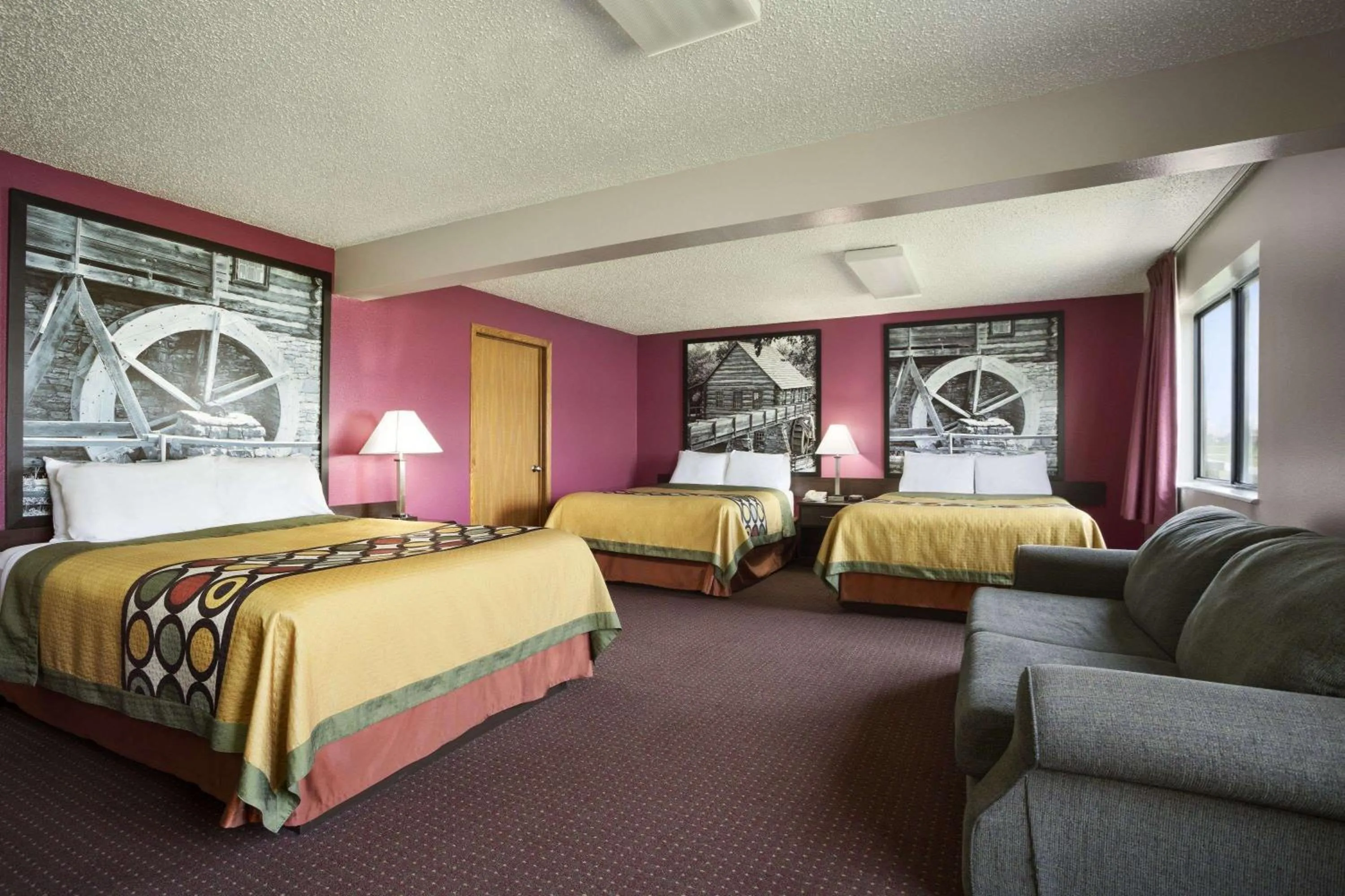 Photo of the whole room, Bed in Super 8 by Wyndham Cameron