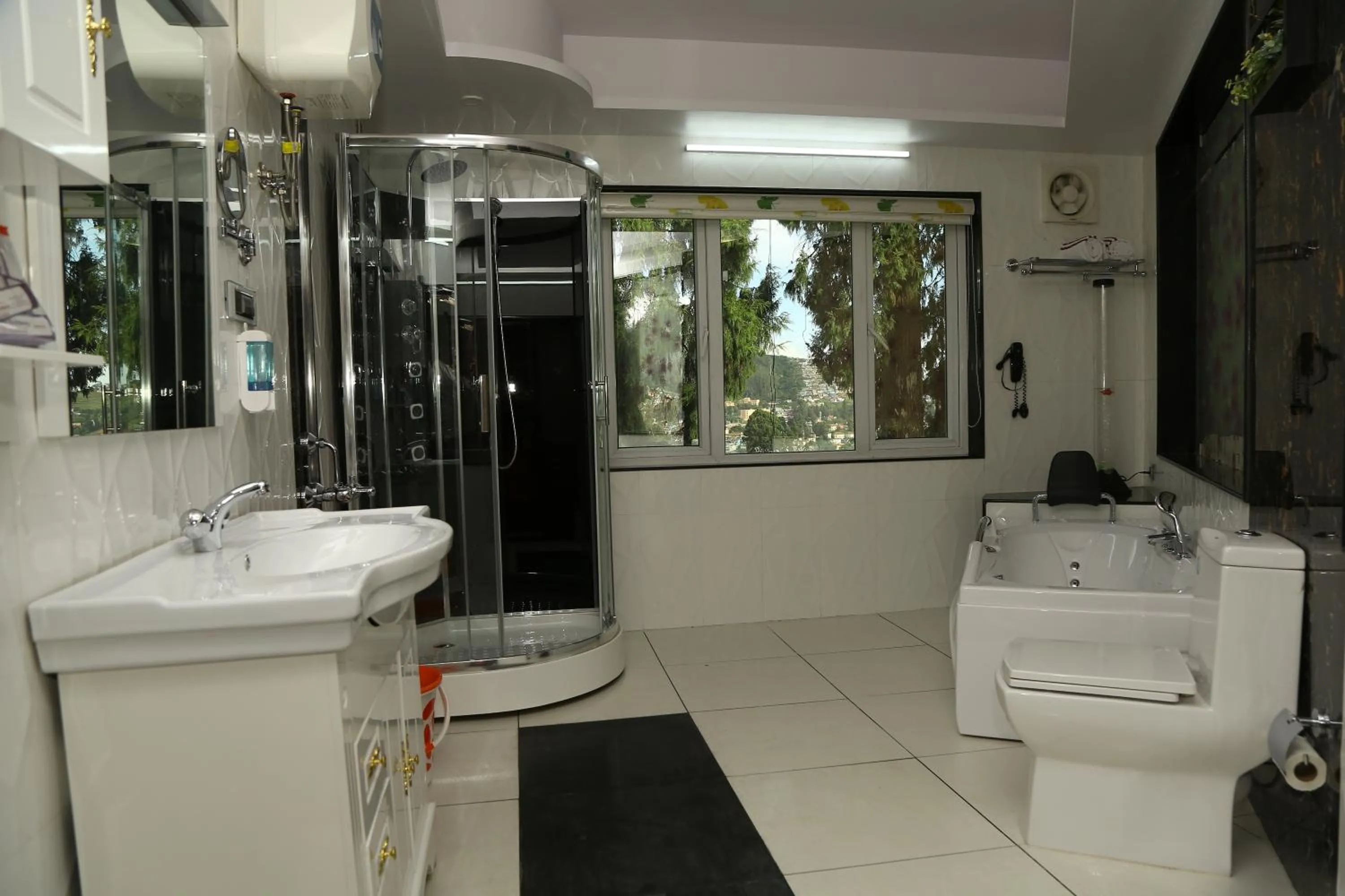 Shower in Beverly villa