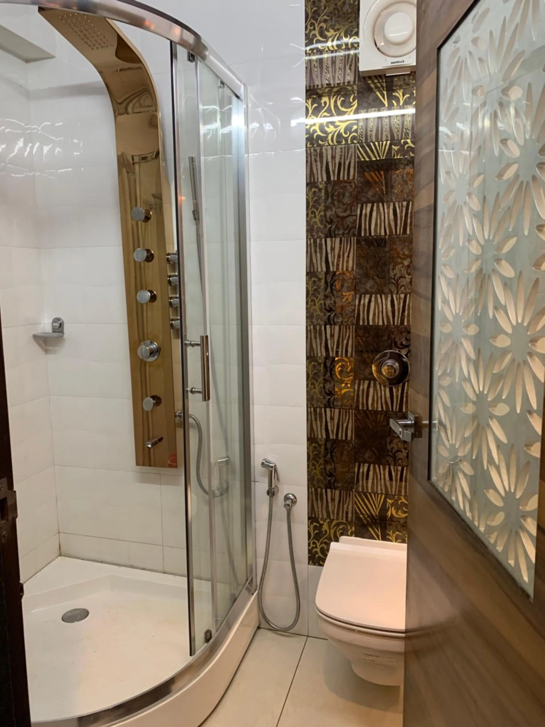 Shower in Beverly villa