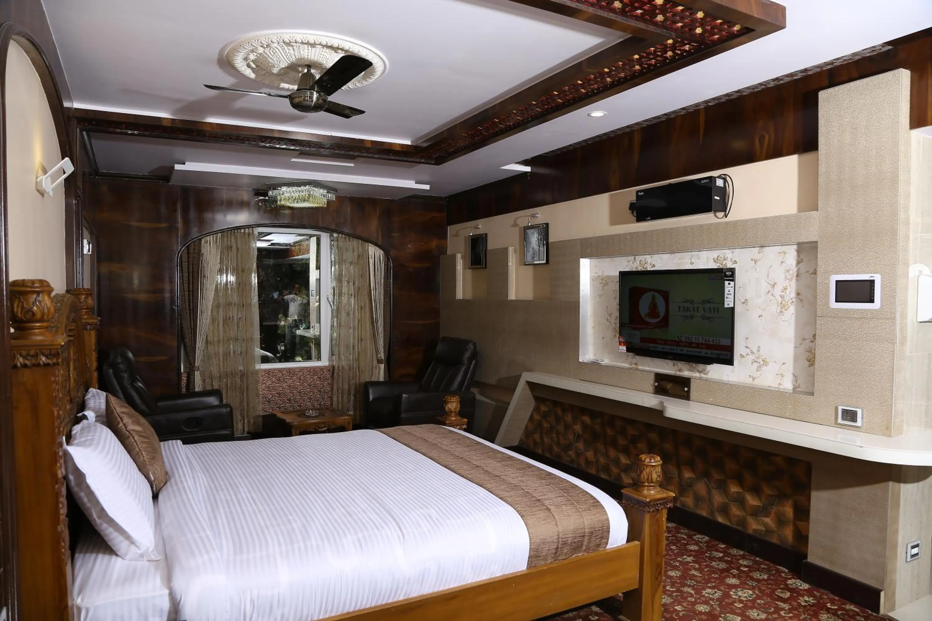 Communal lounge/ TV room, Bed in Beverly villa
