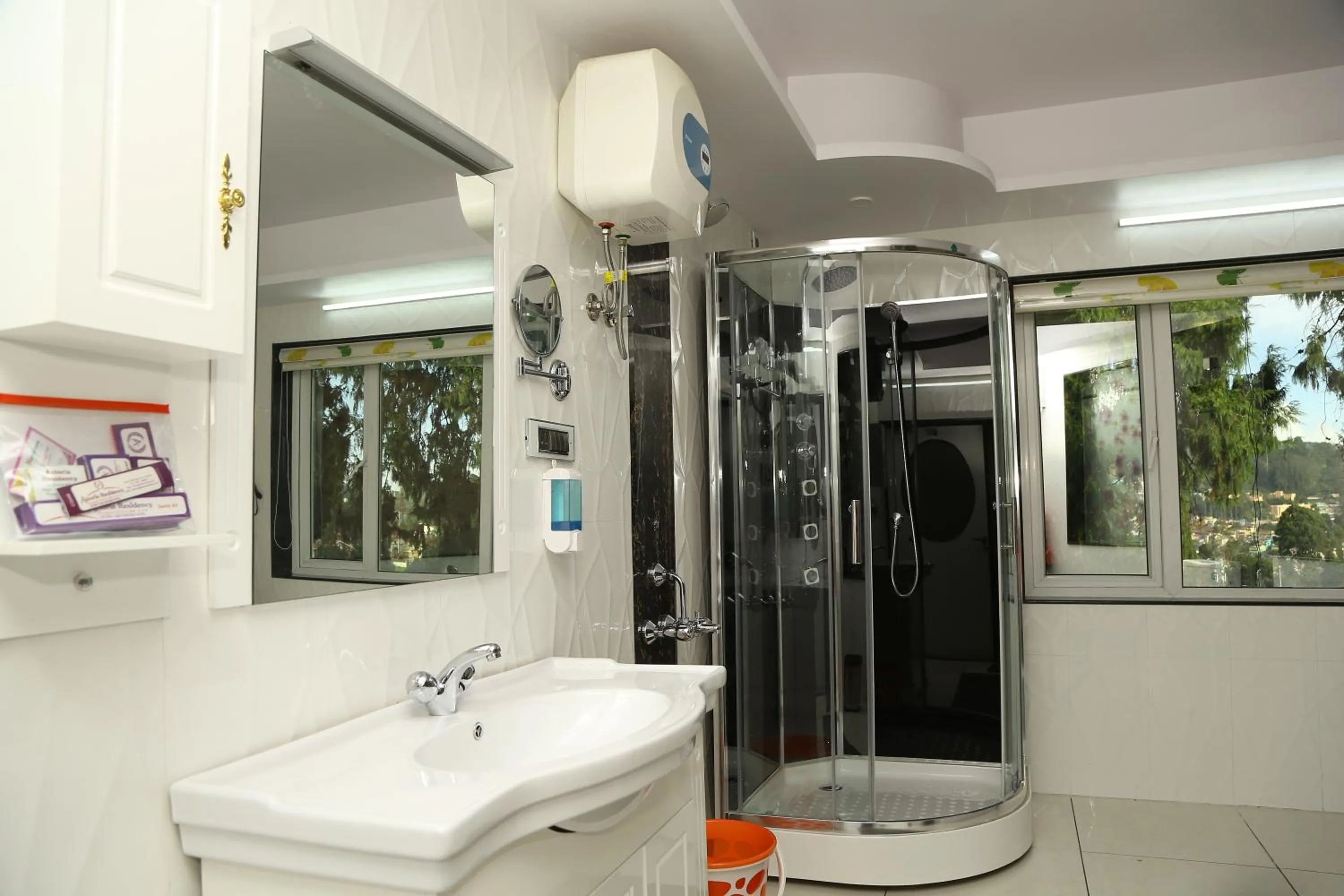 Shower in Beverly villa