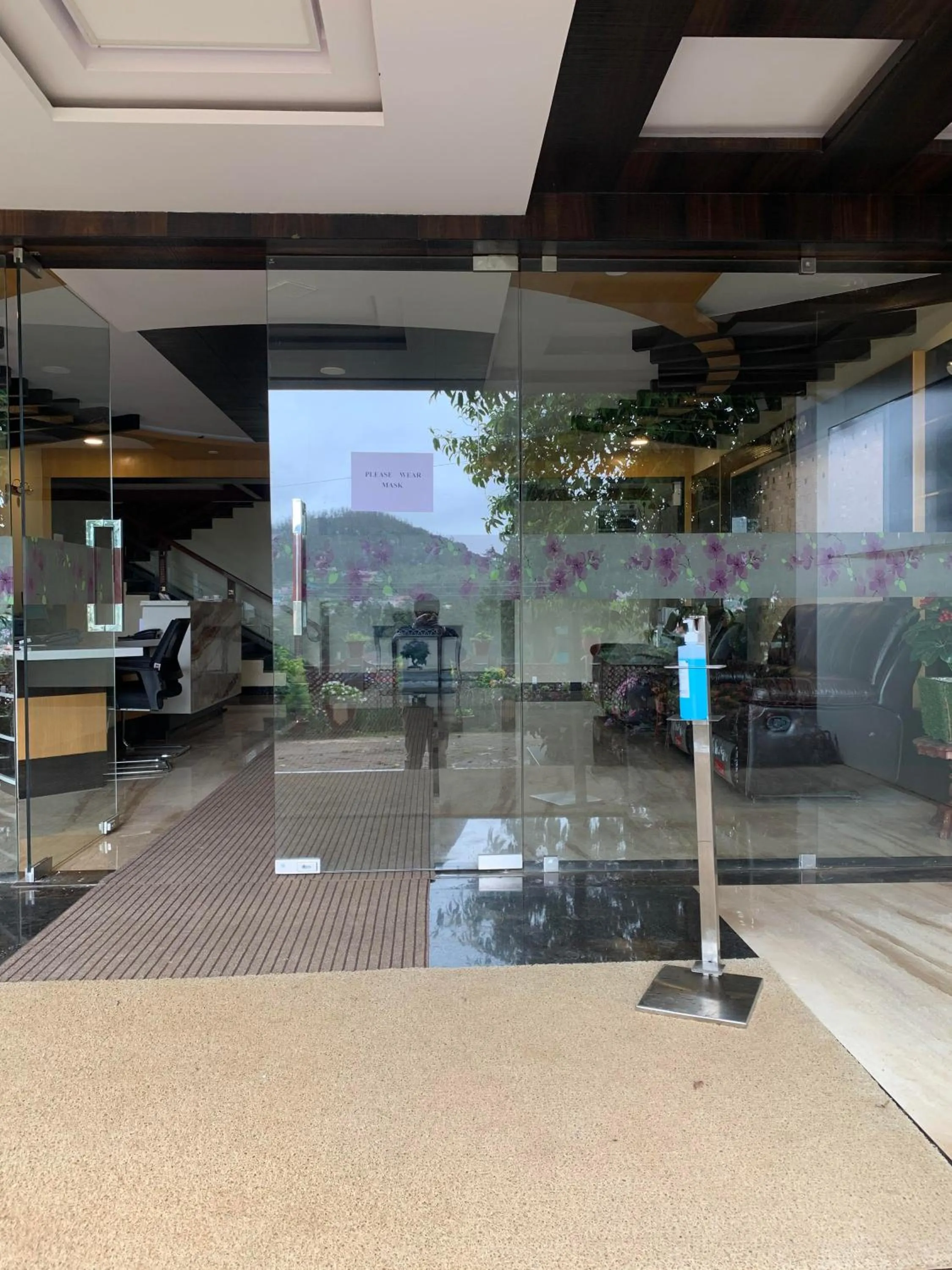 Facade/entrance in Beverly villa