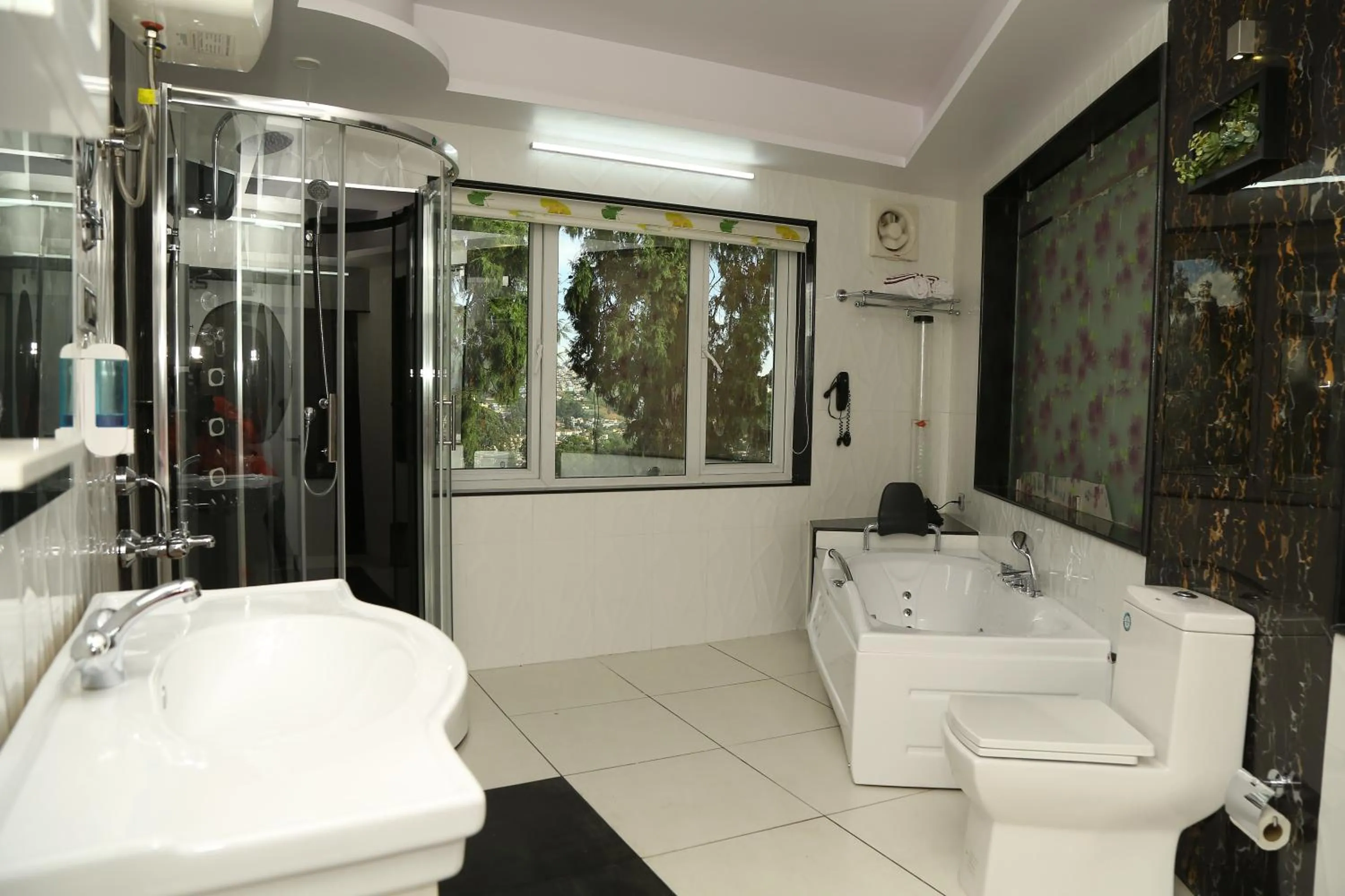 Toilet in Beverly villa