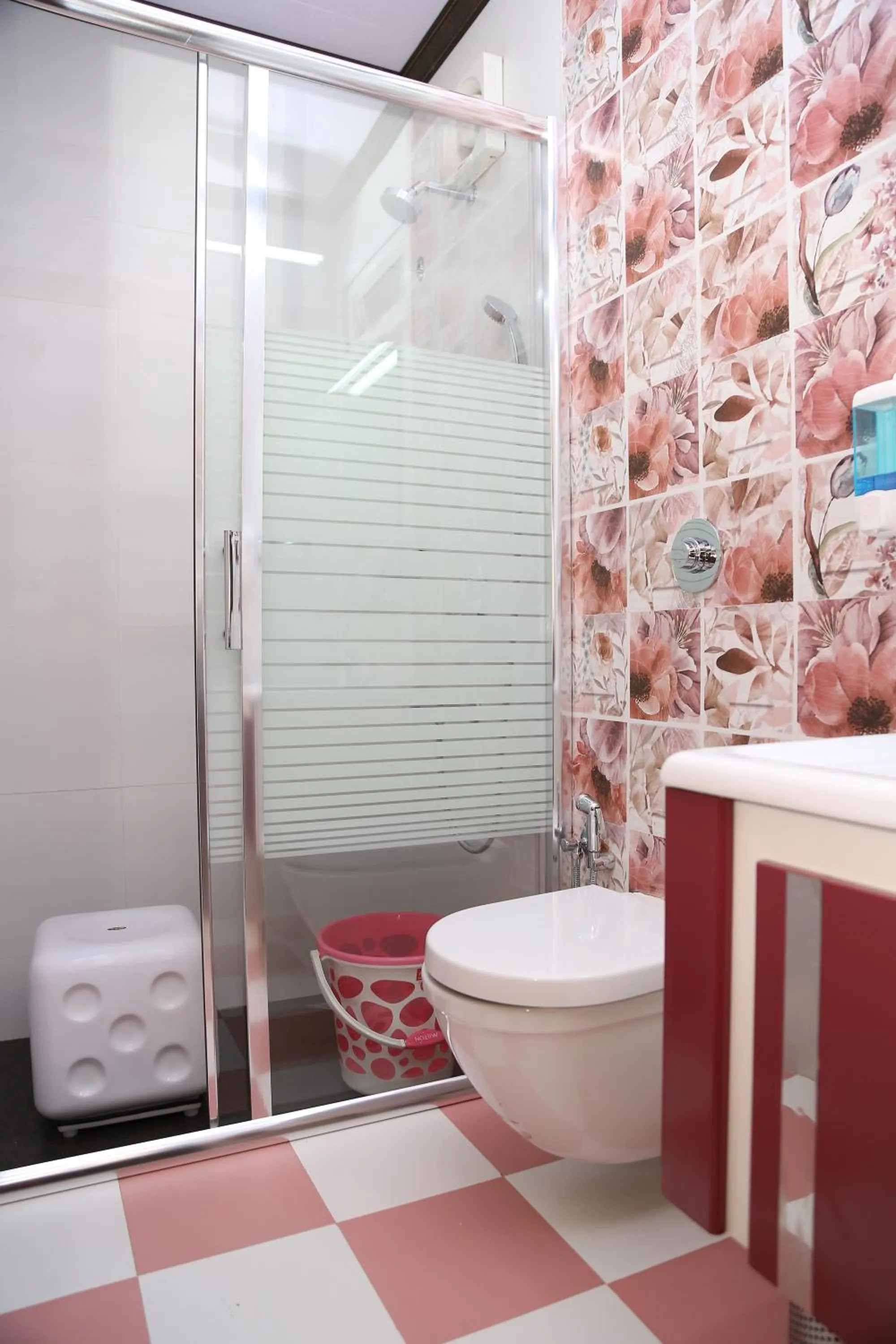 Shower in Beverly villa