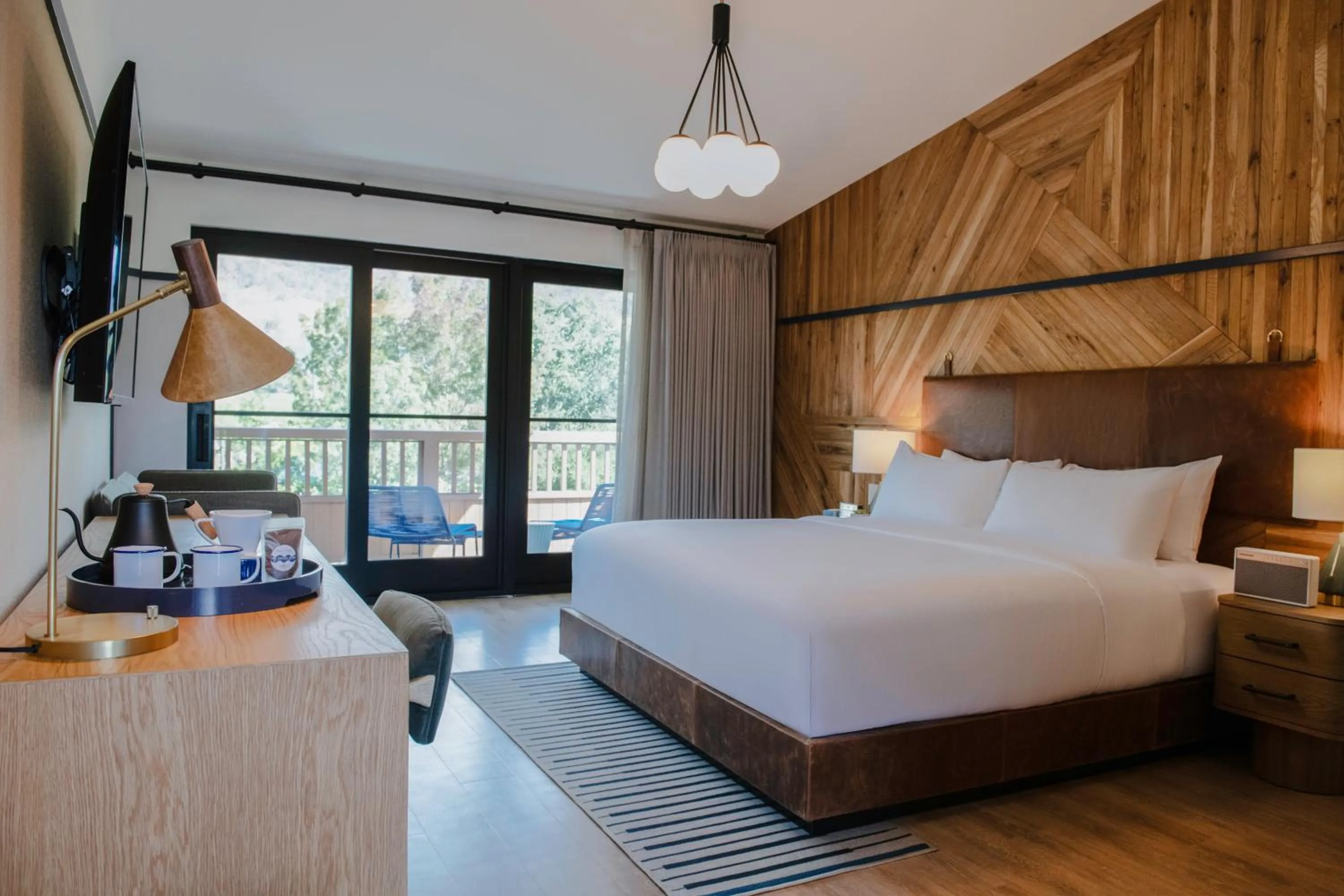 Photo of the whole room, Bed in Calistoga Motor Lodge and Spa