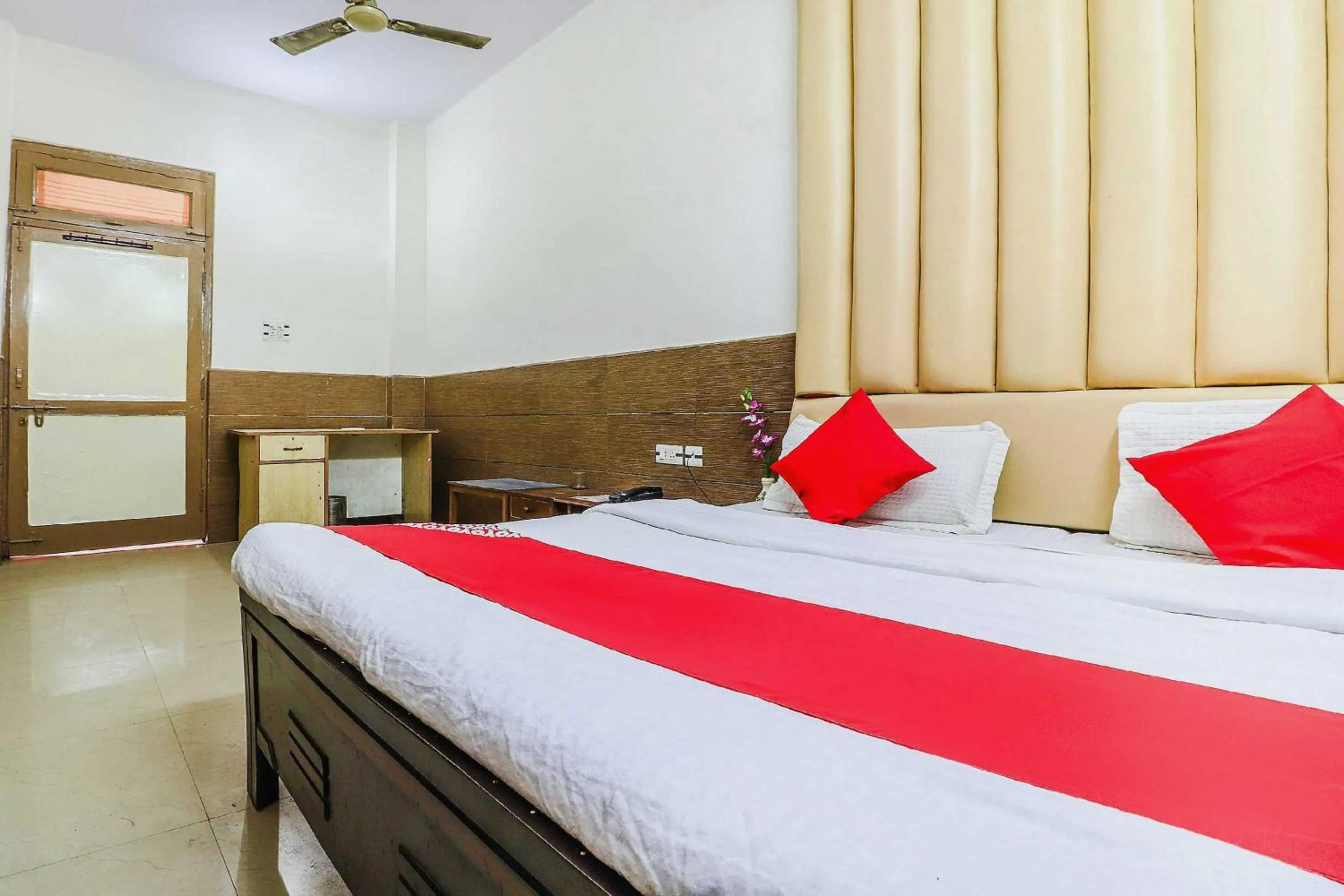 Bedroom, Bed in Hotel O Prem Chunaria