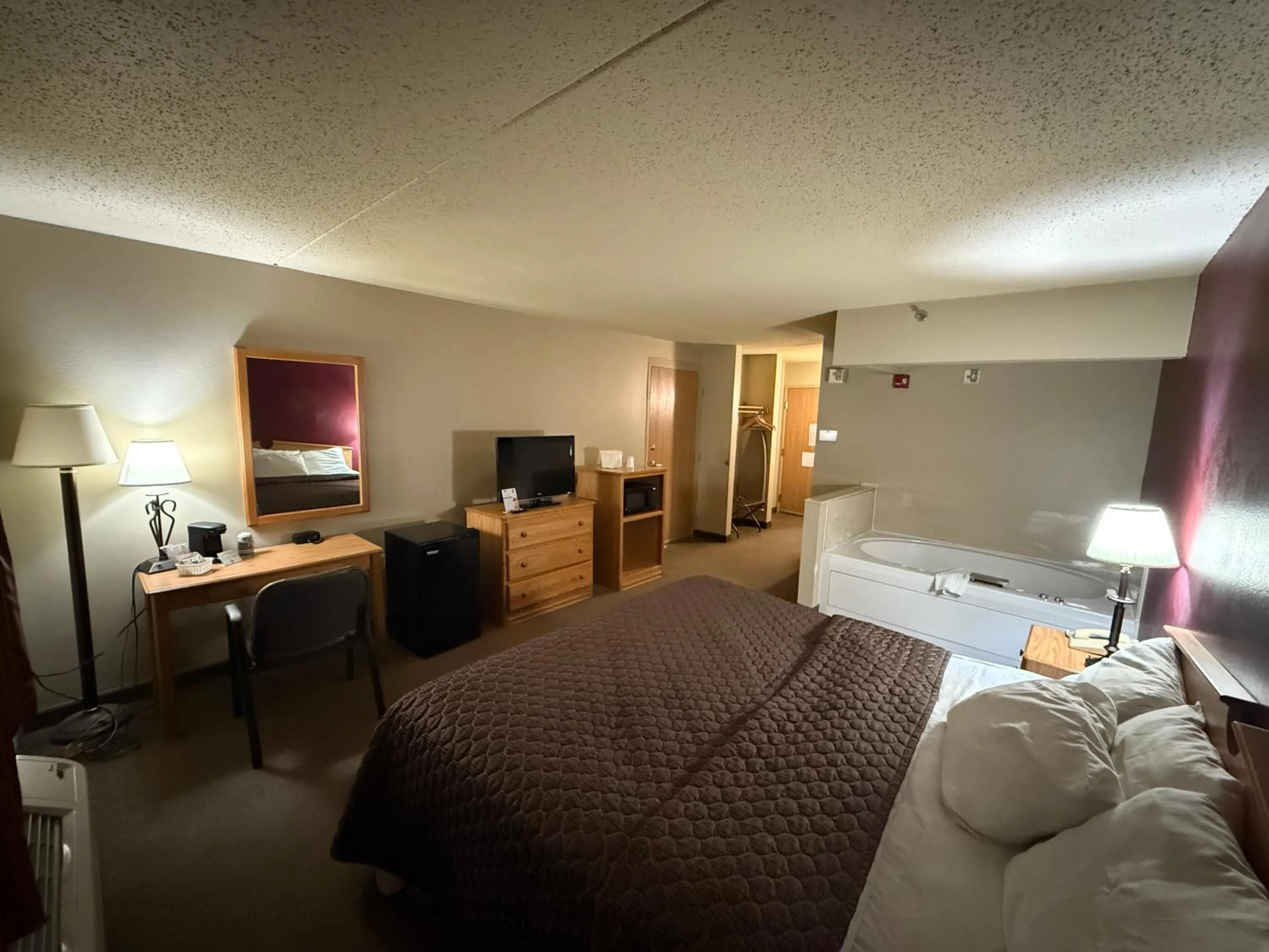 Photo of the whole room, Bed in Rodeway Inn Hesston