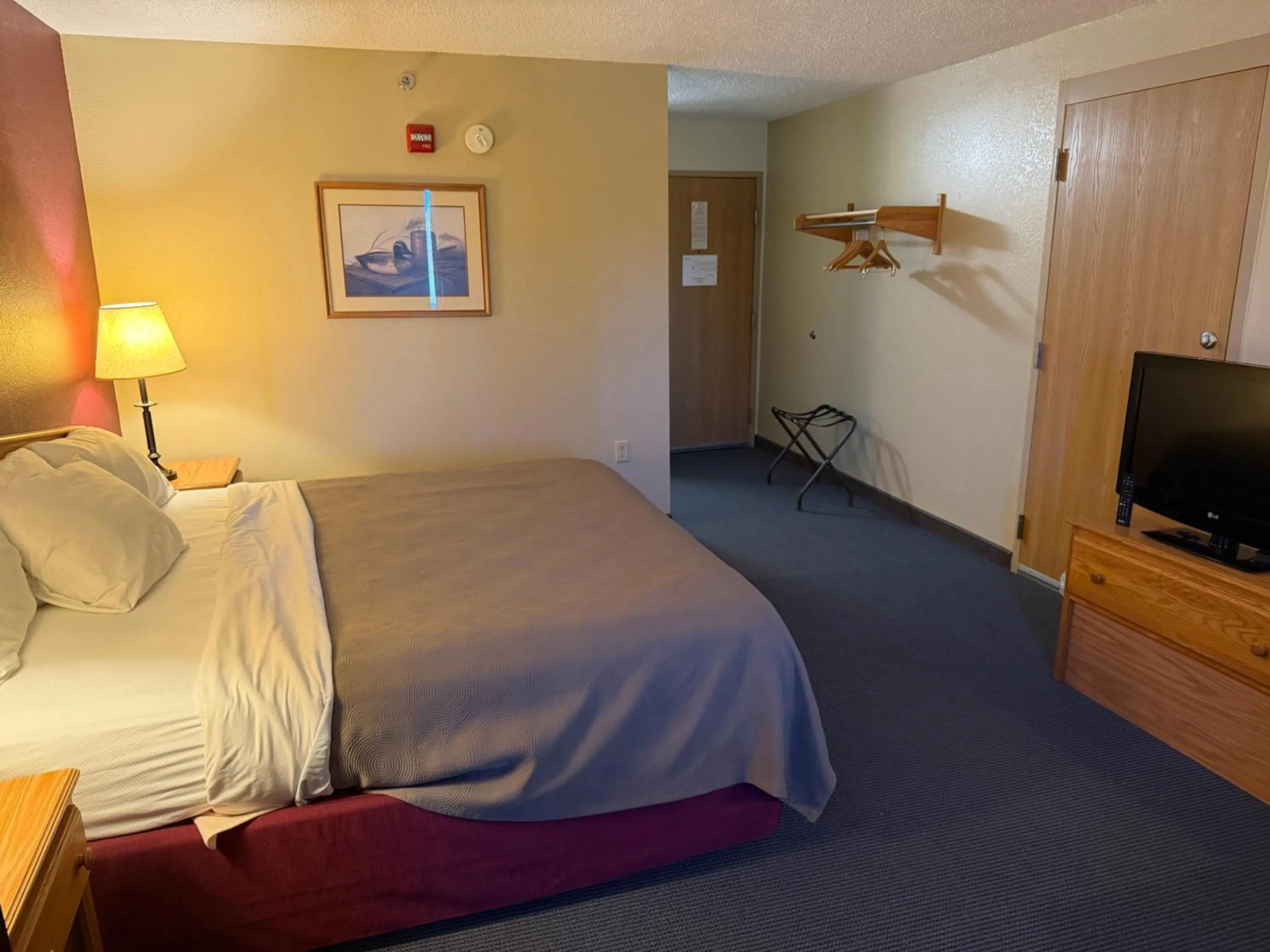 Photo of the whole room, Bed in Rodeway Inn Hesston