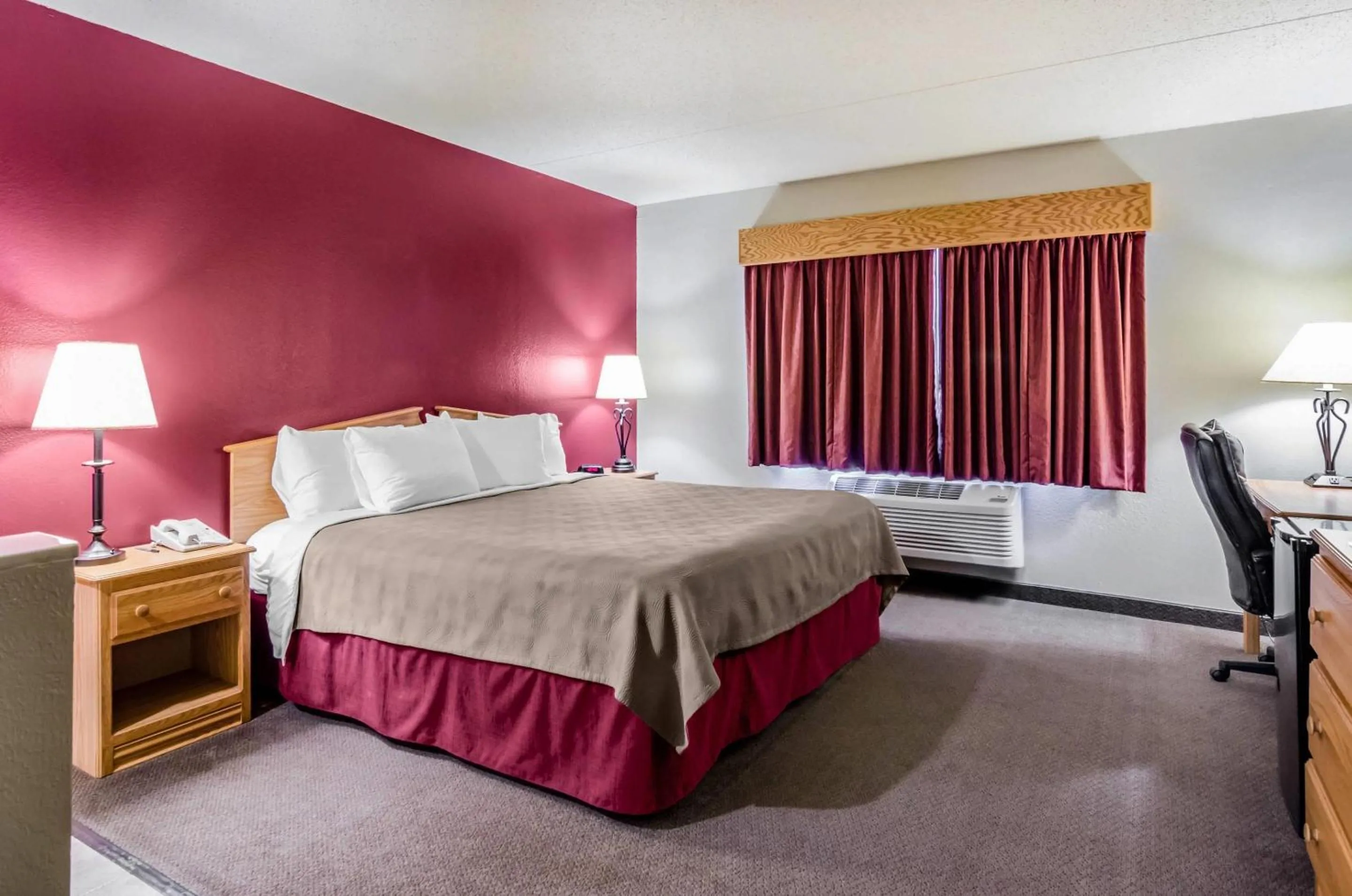 Bedroom, Bed in Rodeway Inn Hesston