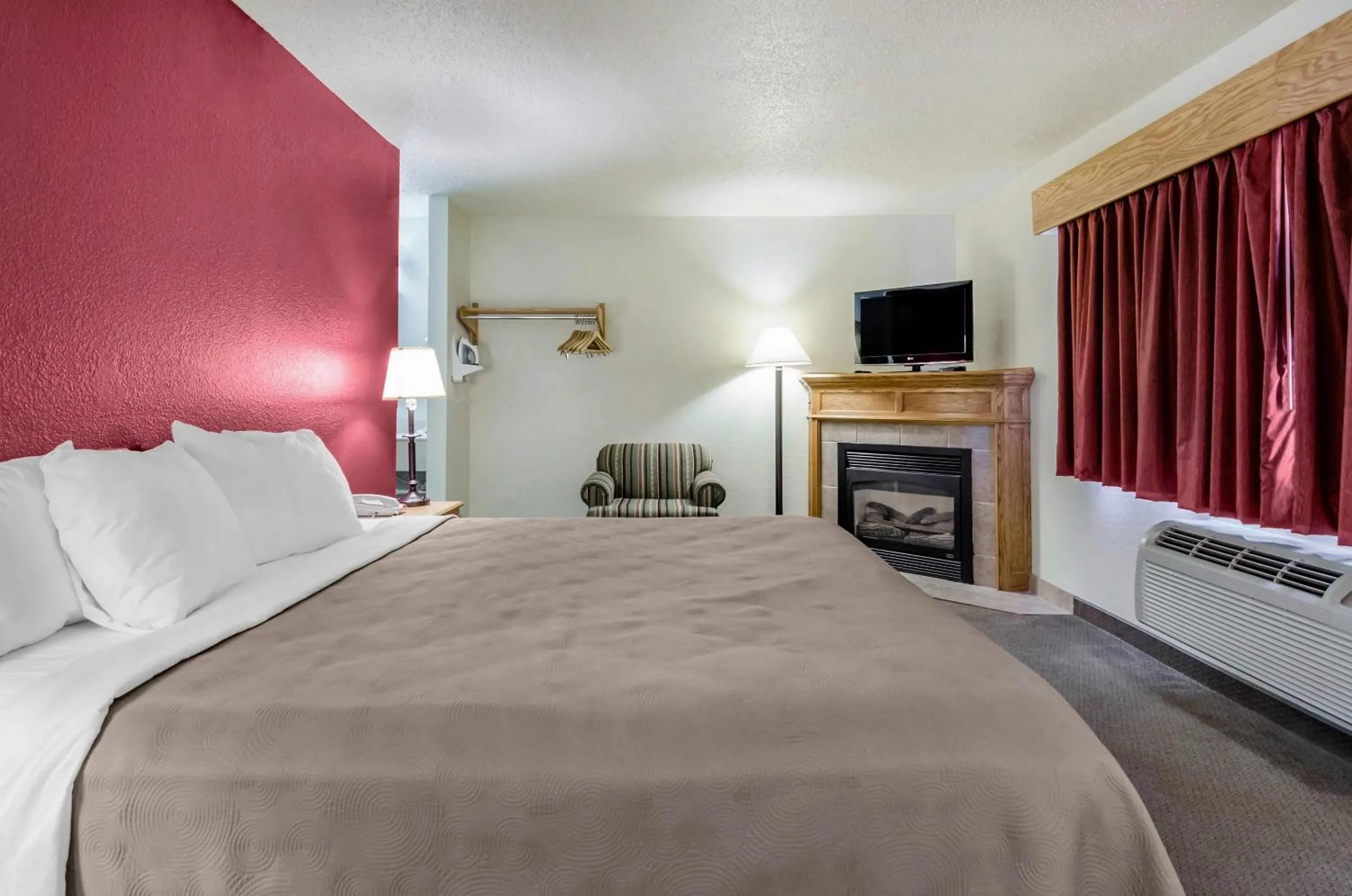 Bedroom, Bed in Rodeway Inn Hesston