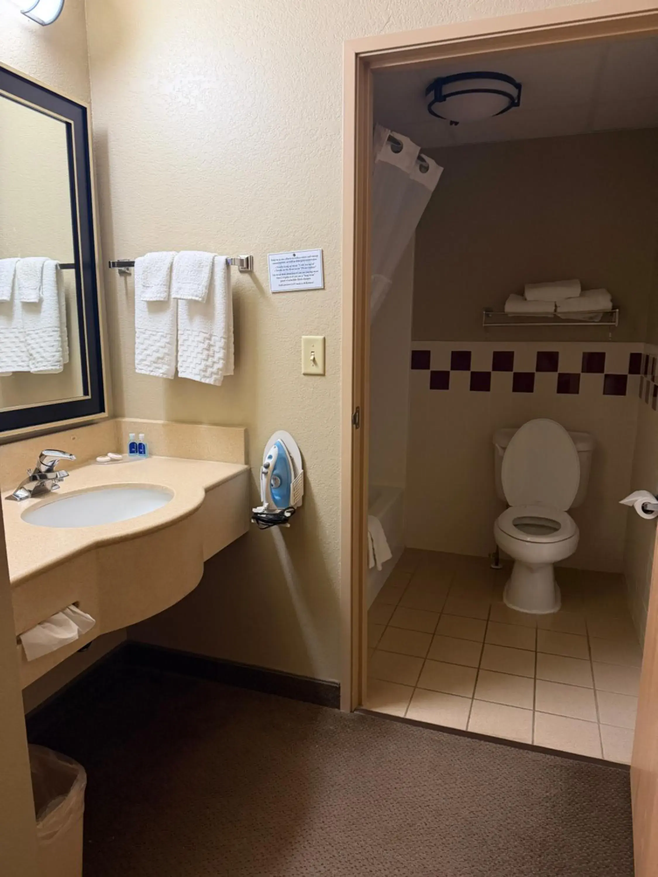 Queen Room with Two Queen Beds - Non-Smoking in Rodeway Inn Hesston Queen Room with Two Queen Beds - Non-Smoking in Rodeway Inn Hesston