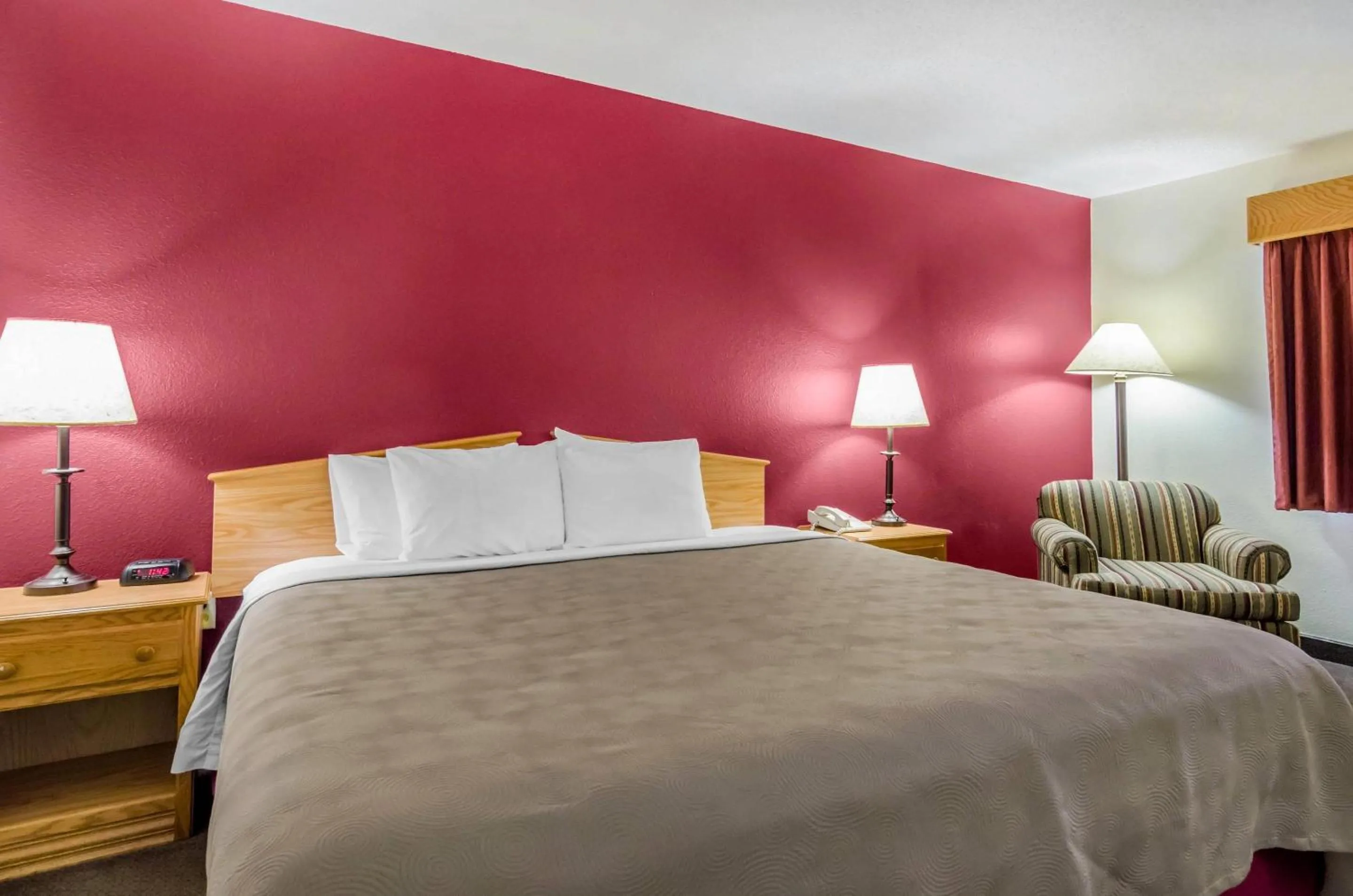 Bedroom, Bed in Rodeway Inn Hesston