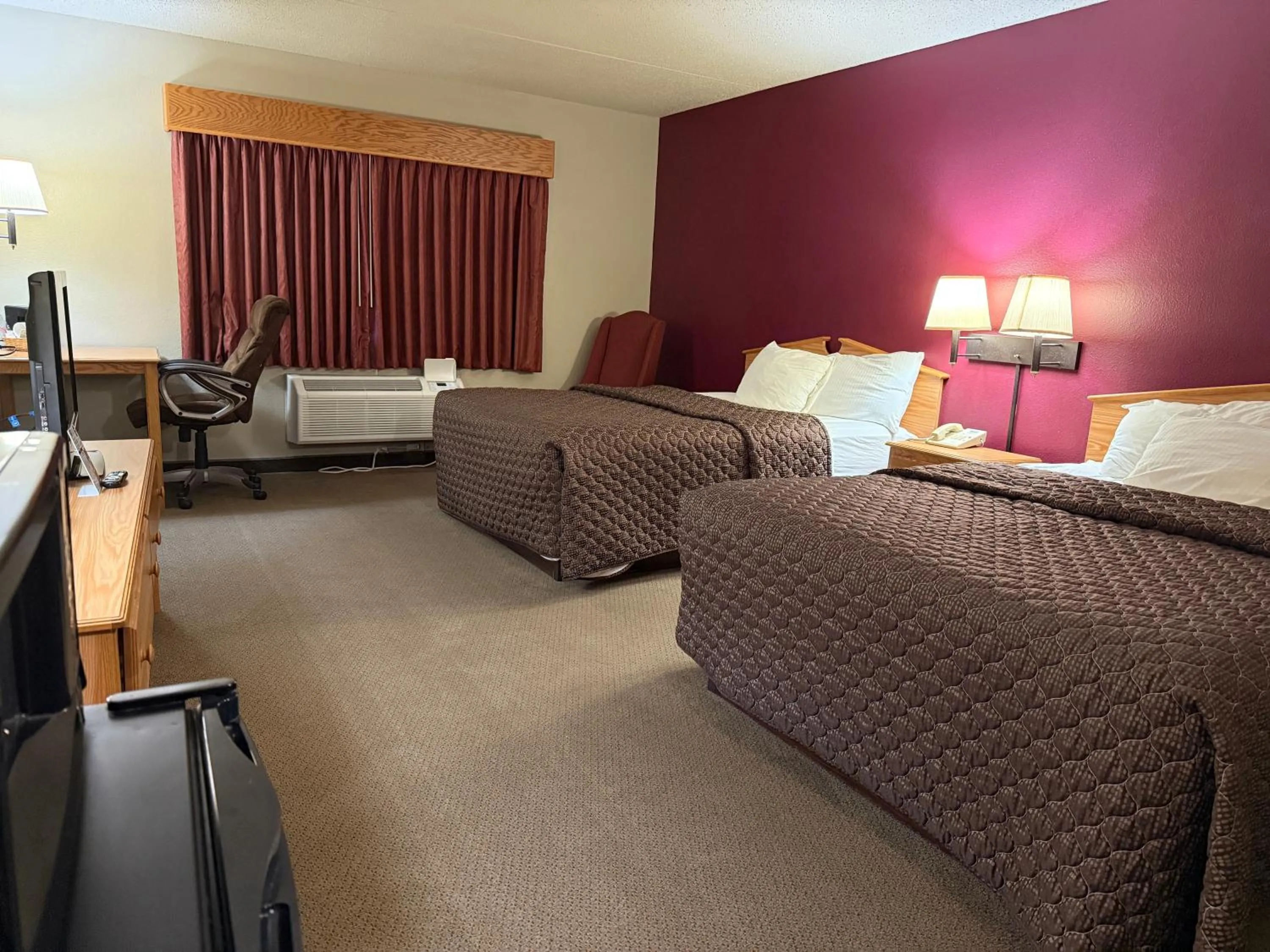 Photo of the whole room, Bed in Rodeway Inn Hesston