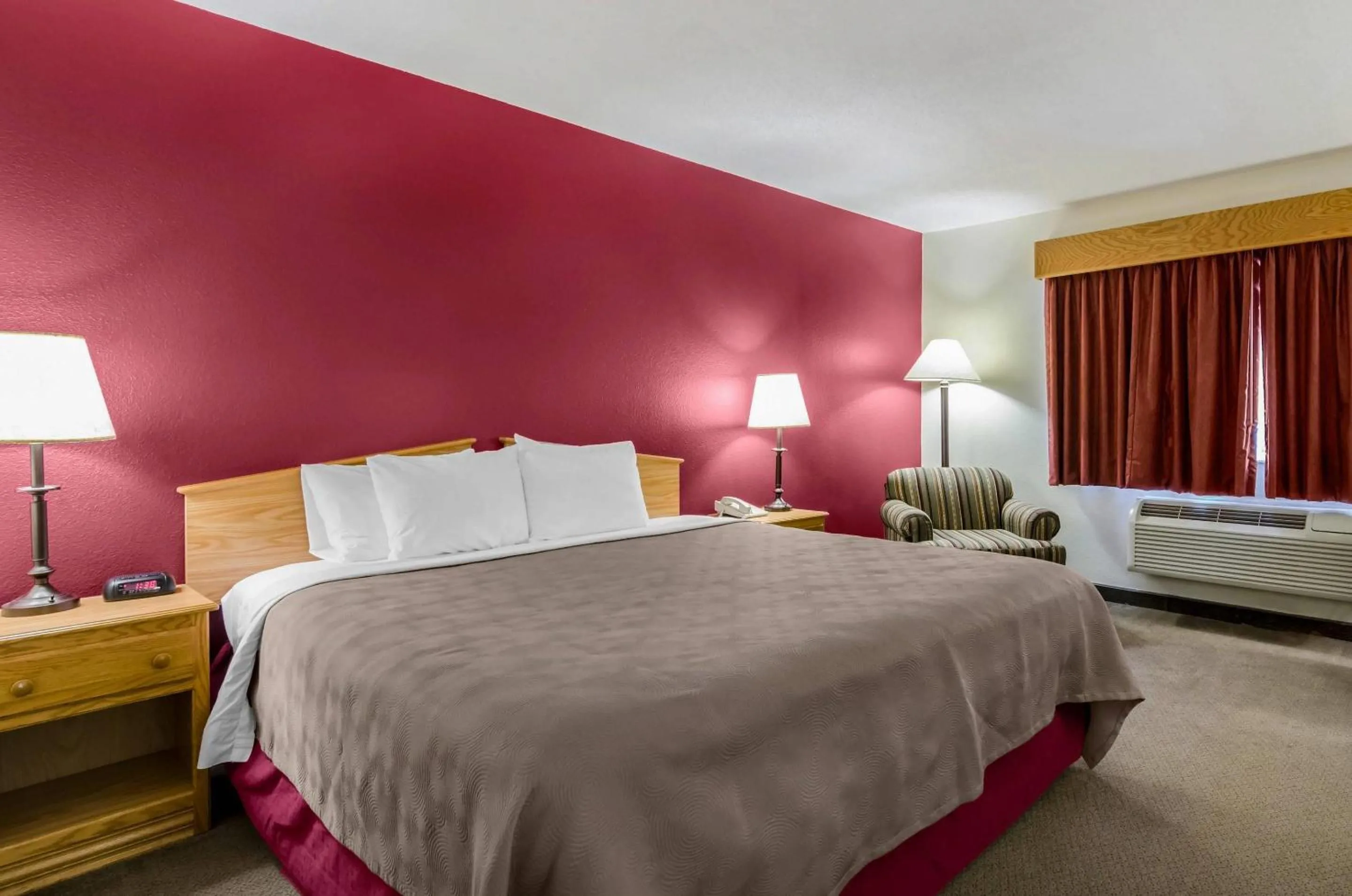 Bedroom, Bed in Rodeway Inn Hesston