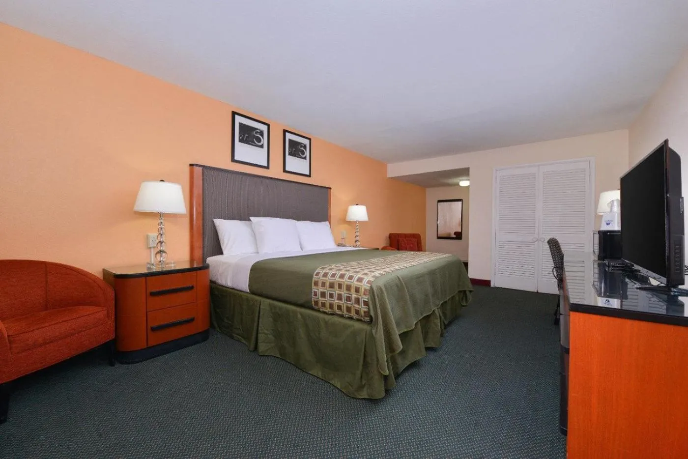 Photo of the whole room, Bed in Media Inn & Suites