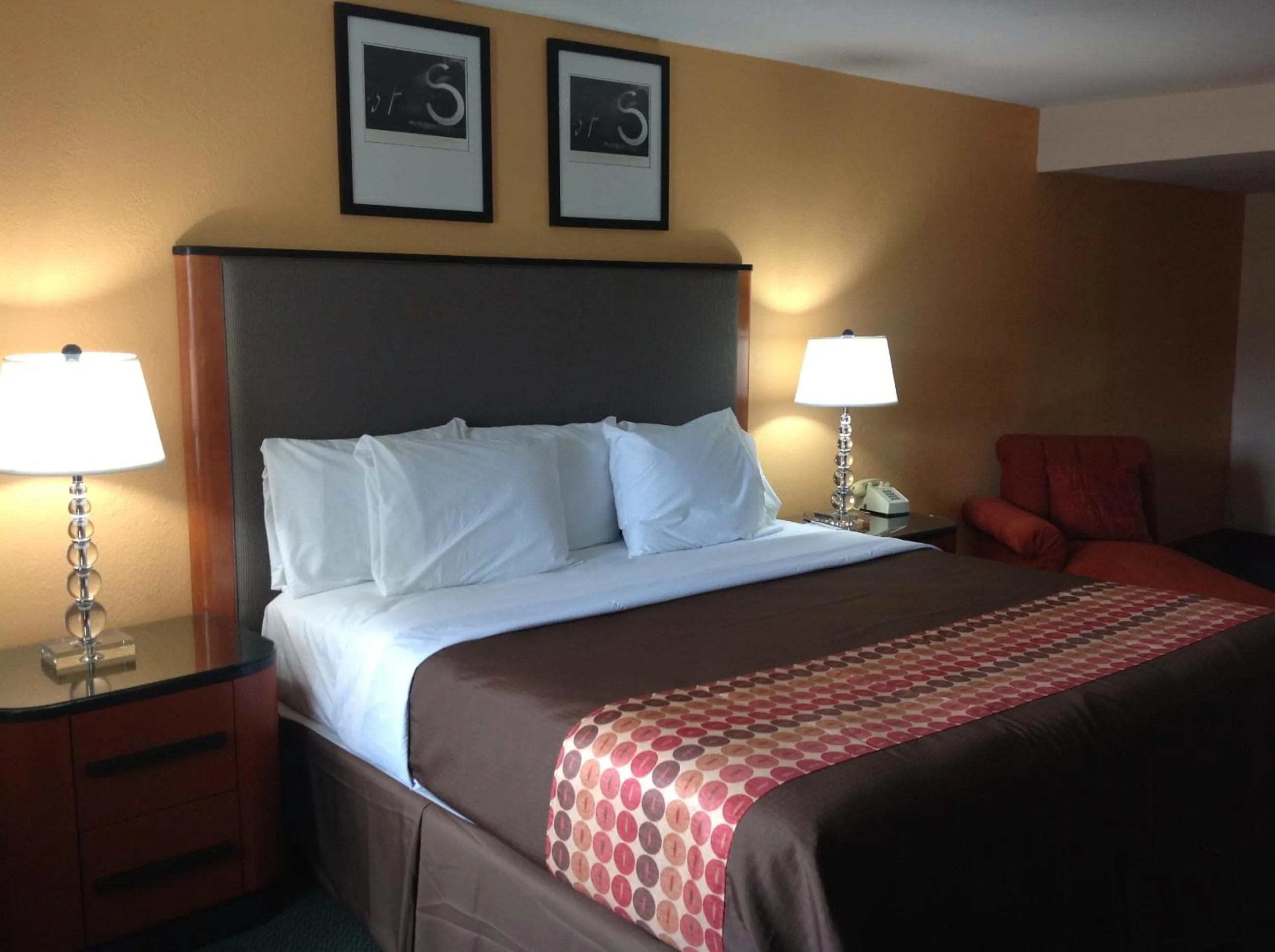 Bed in Media Inn & Suites