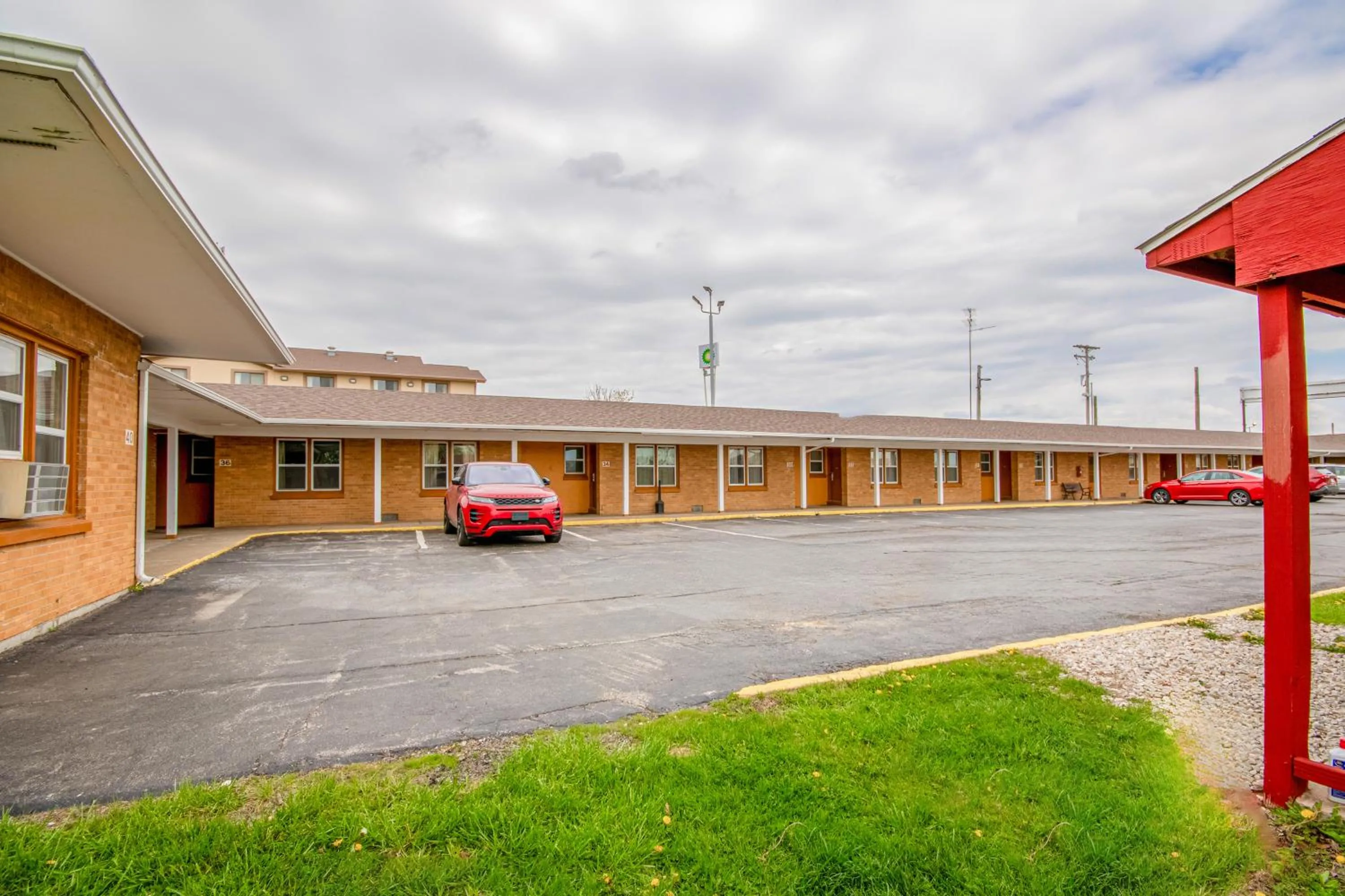 Parking in OYO Travelier Motel