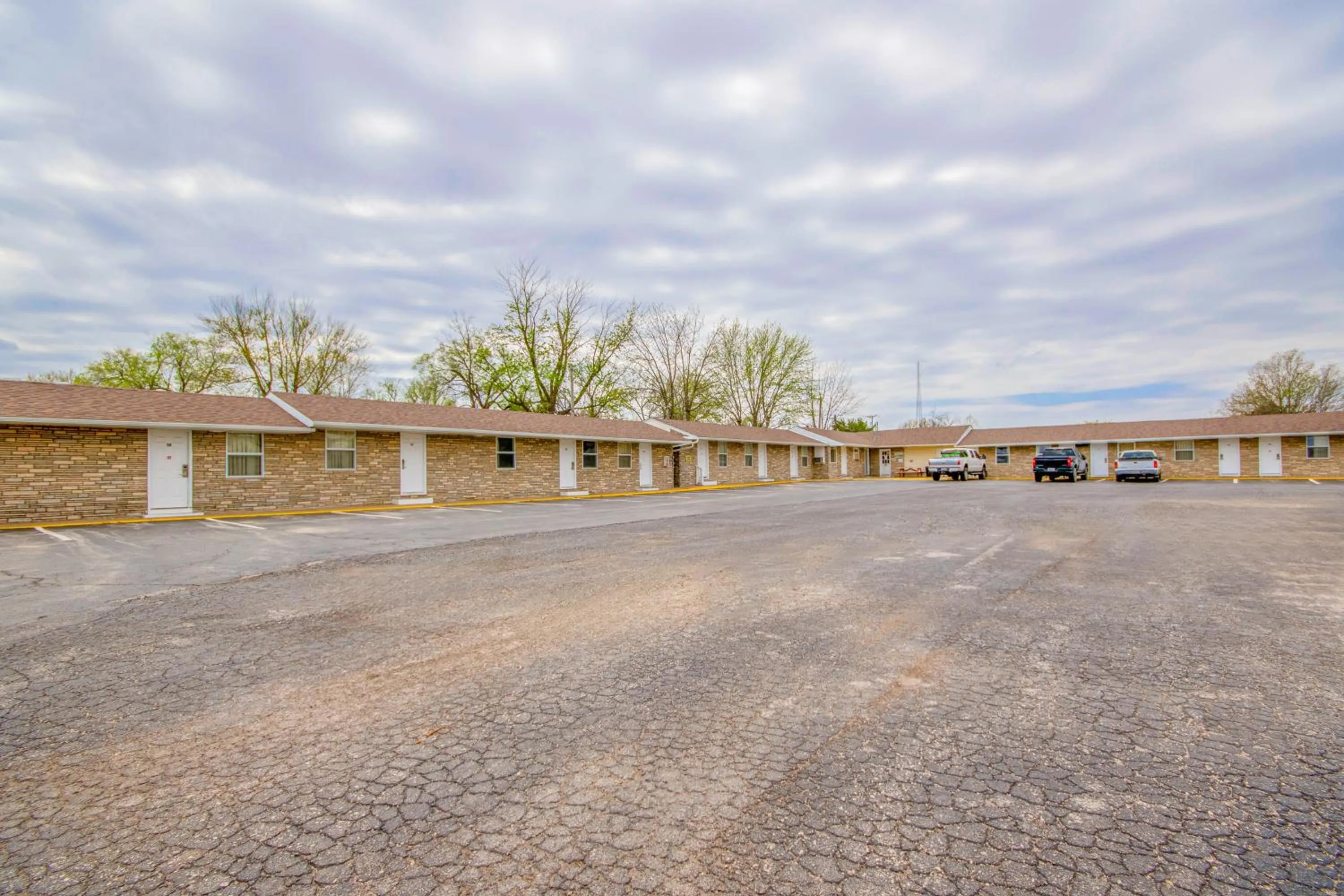 Parking in OYO Travelier Motel