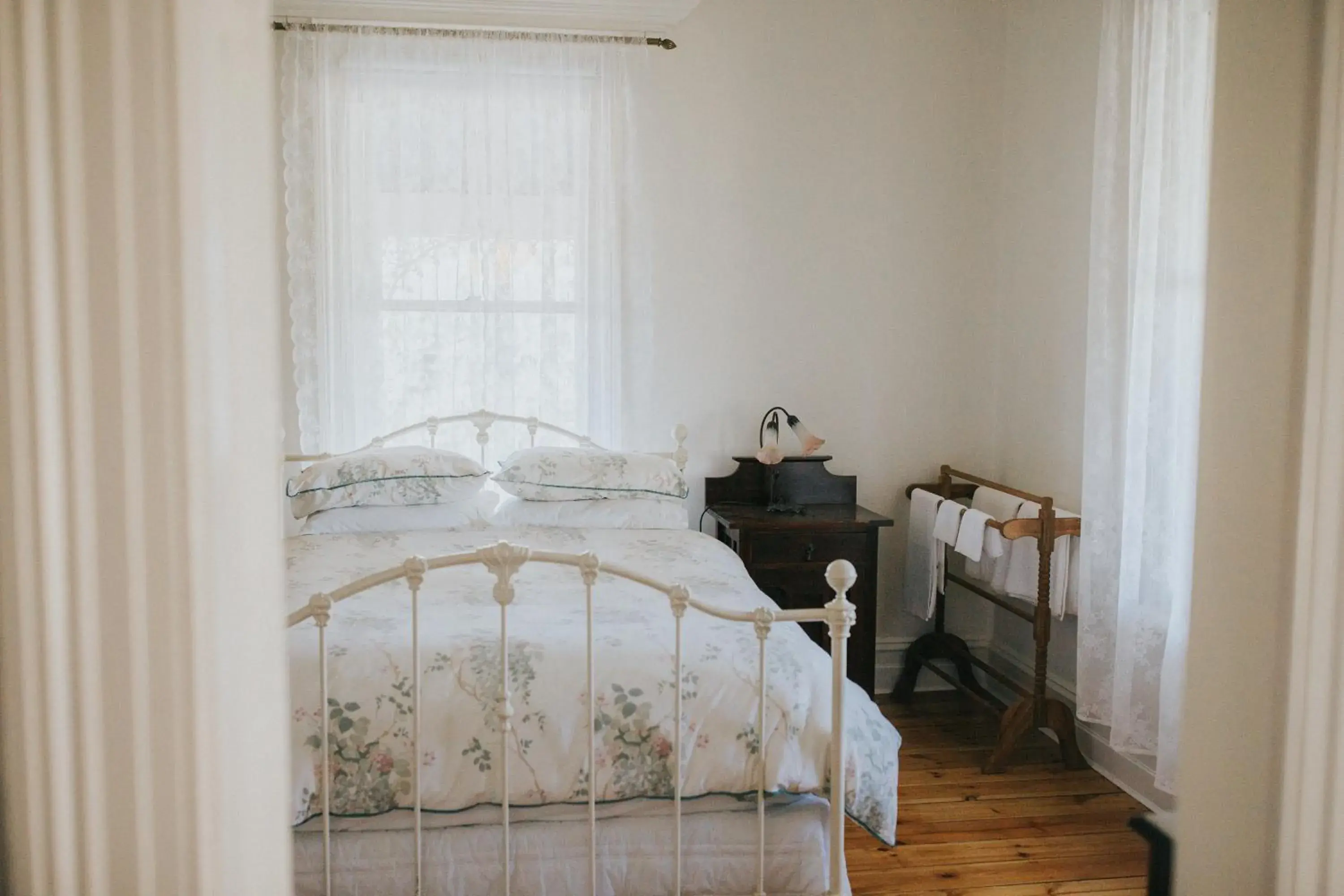 Deluxe Queen Room in Dubuque Bed and Breakfast Deluxe Queen Room in Dubuque Bed and Breakfast