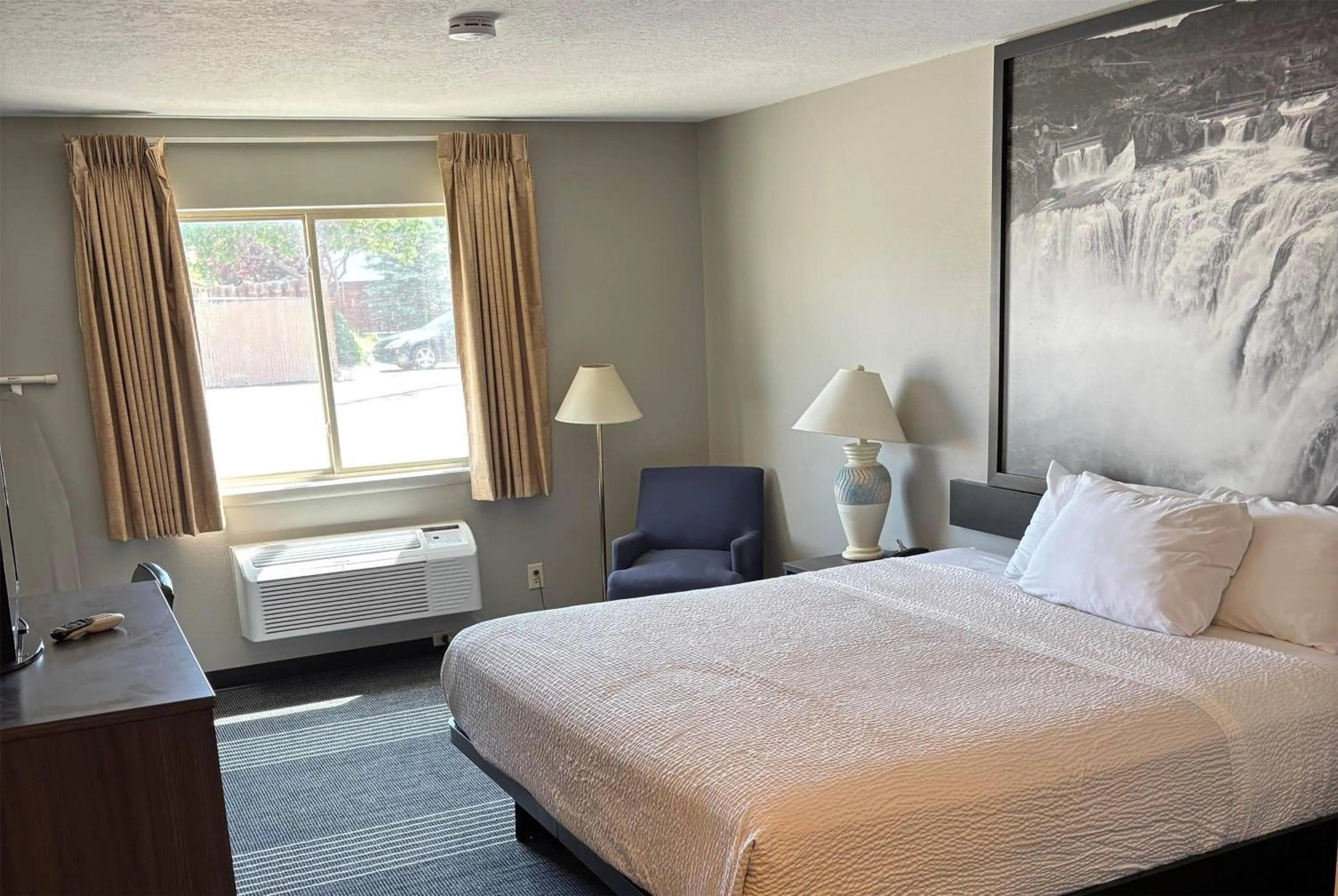 Photo of the whole room, Bed in Super 8 by Wyndham Rexburg