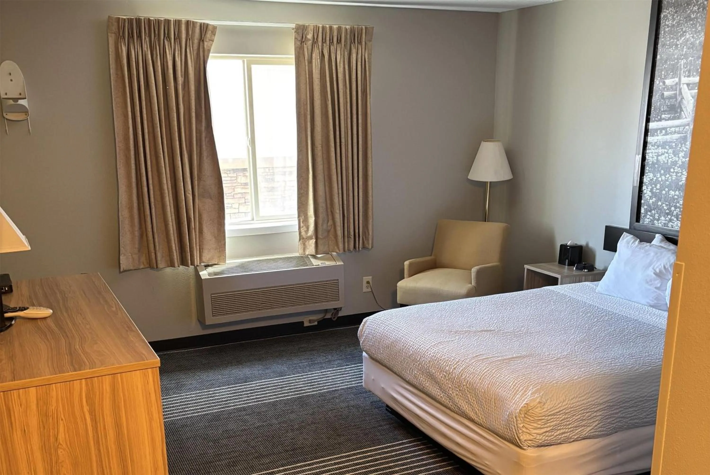 Photo of the whole room, Bed in Super 8 by Wyndham Rexburg