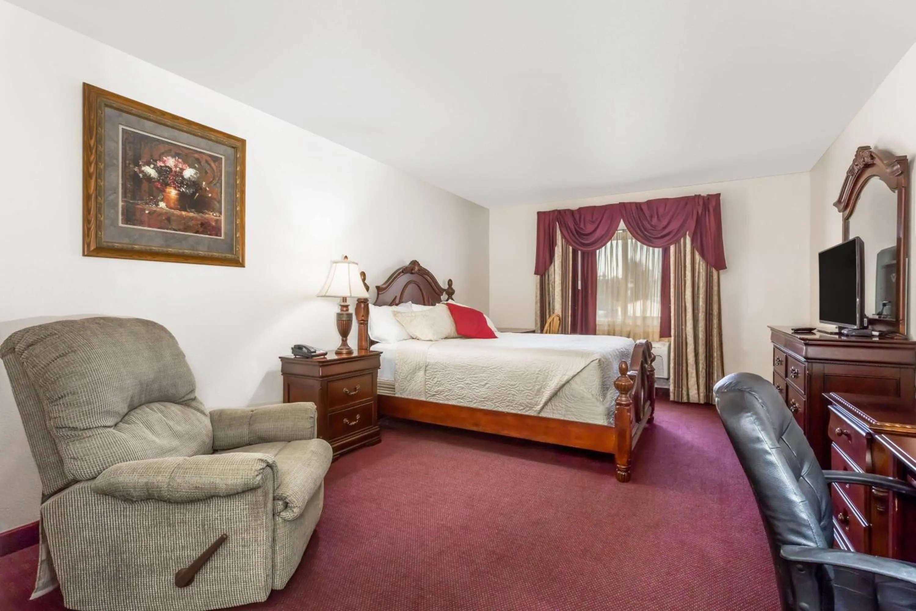 Photo of the whole room, Bed in Super 8 by Wyndham Rexburg