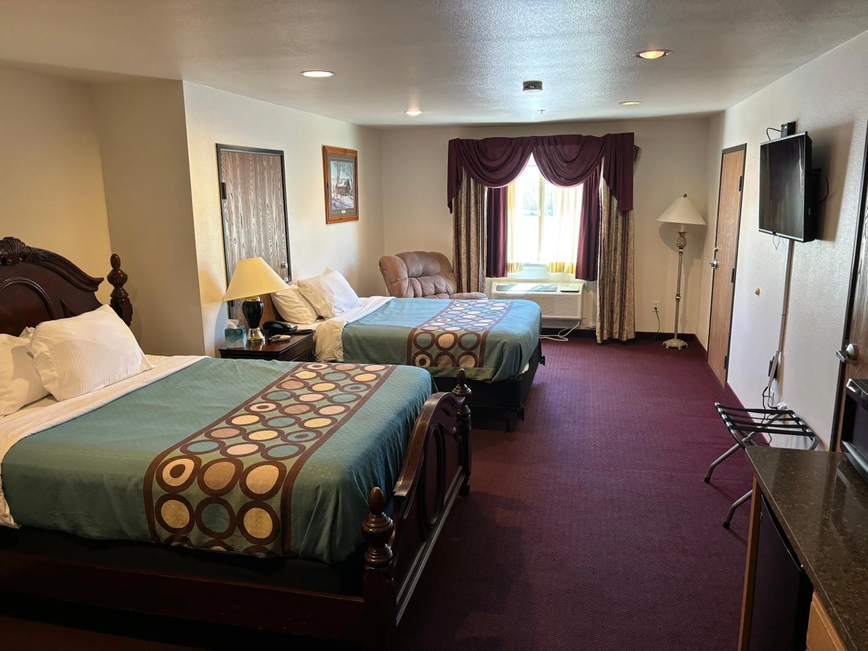 Deluxe Queen Studio Suite - Non-Smoking in Super 8 by Wyndham Rexburg