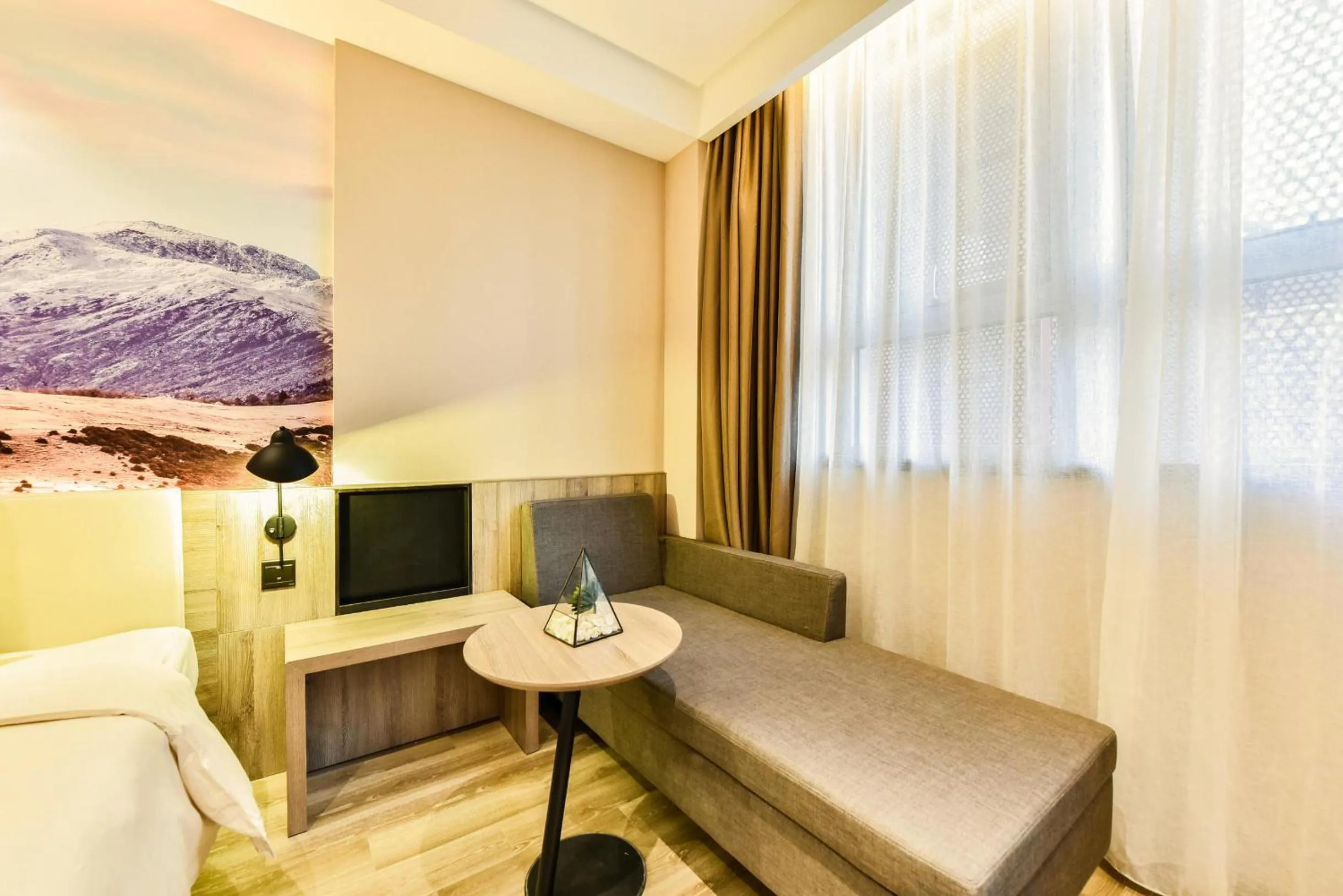 Seating area, Bed in Atour Hotel Capital Airport Beijing