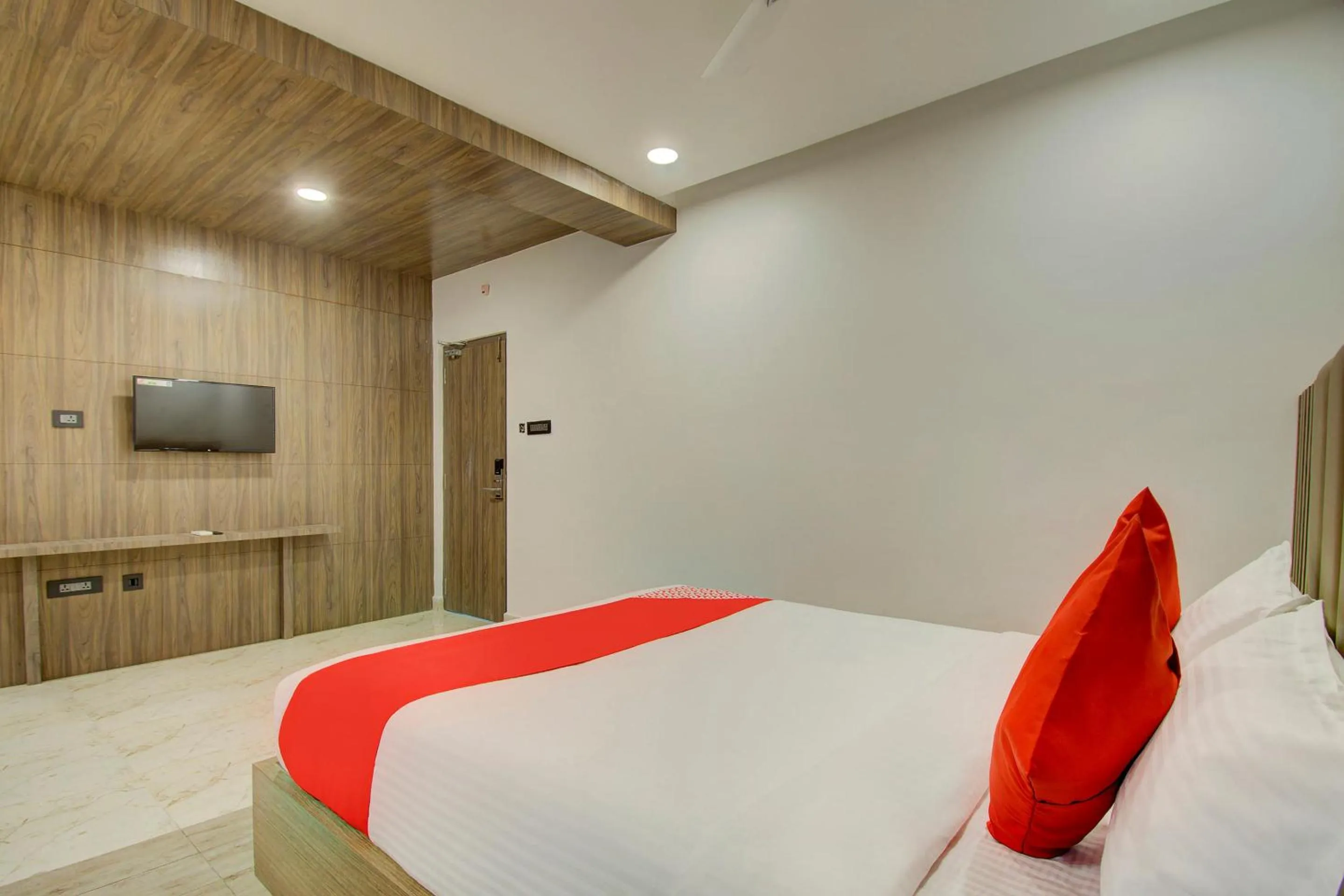 Bedroom, Bed in Super Capital O V Hotel