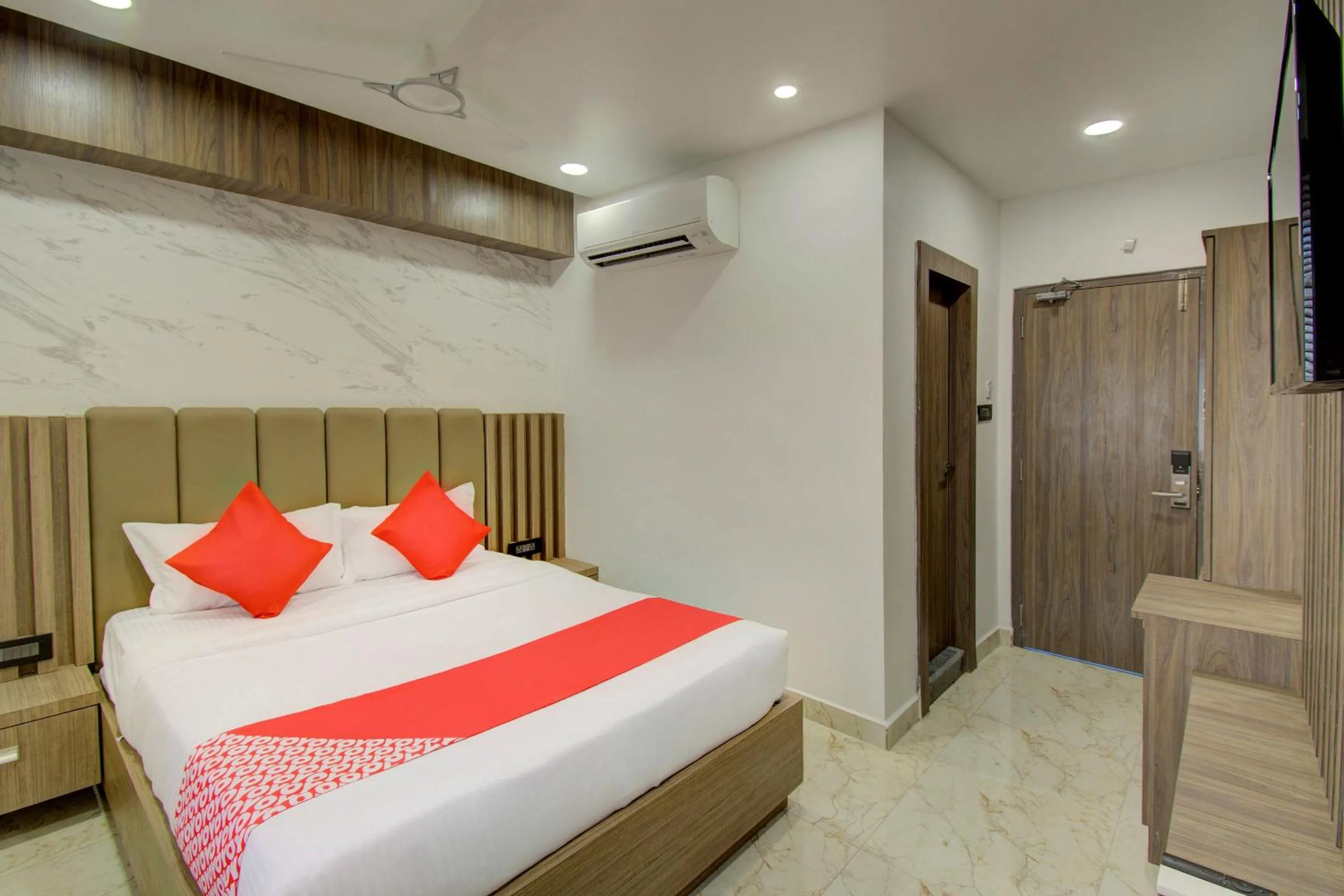 Bedroom, Bed in Super Capital O V Hotel