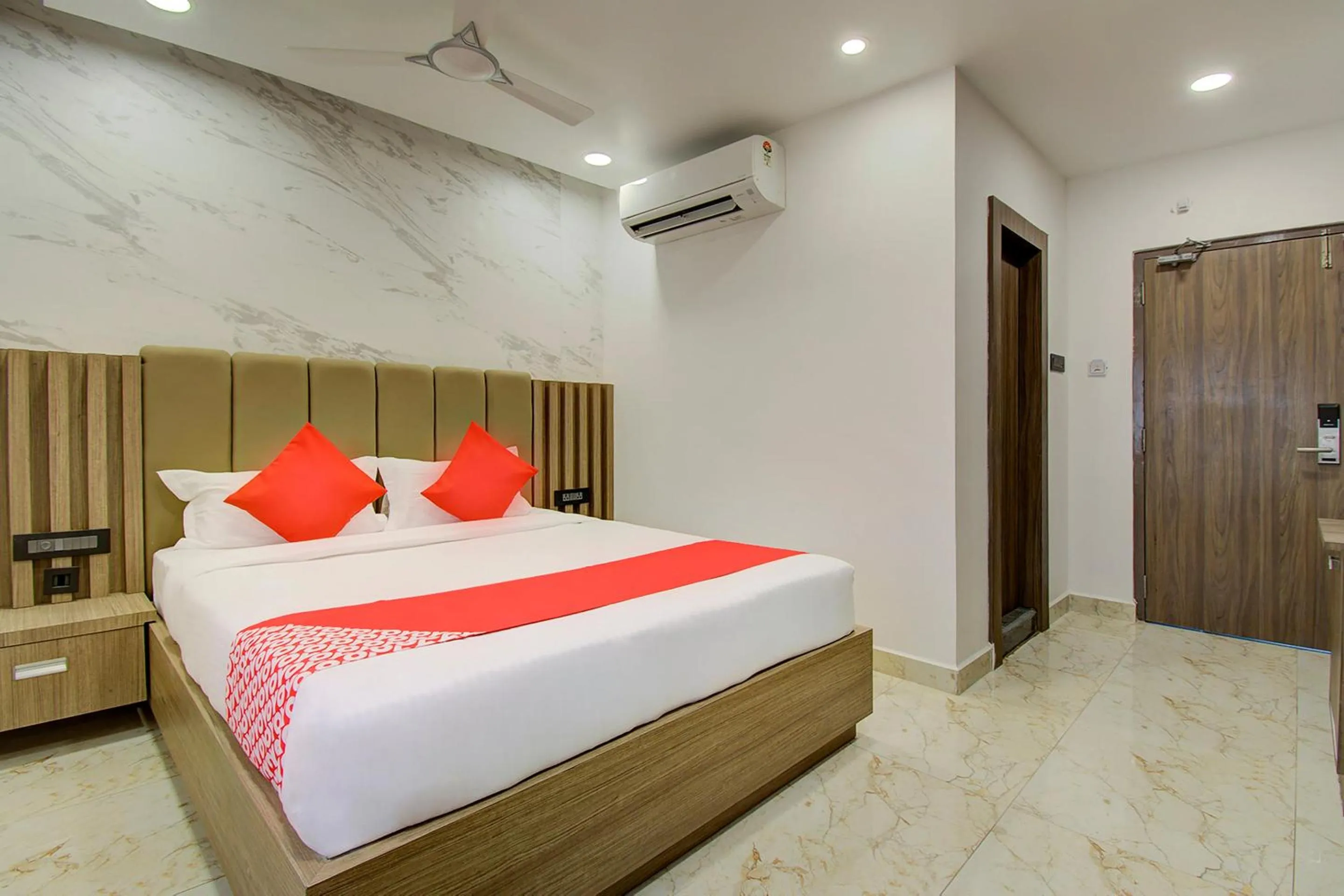 Bedroom, Bed in Super Capital O V Hotel