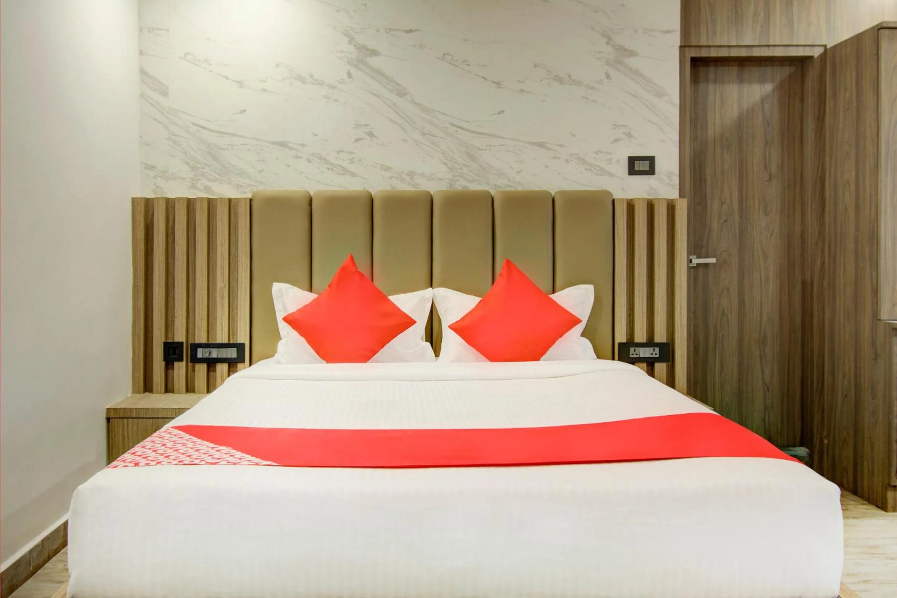 Bedroom, Bed in Super Capital O V Hotel